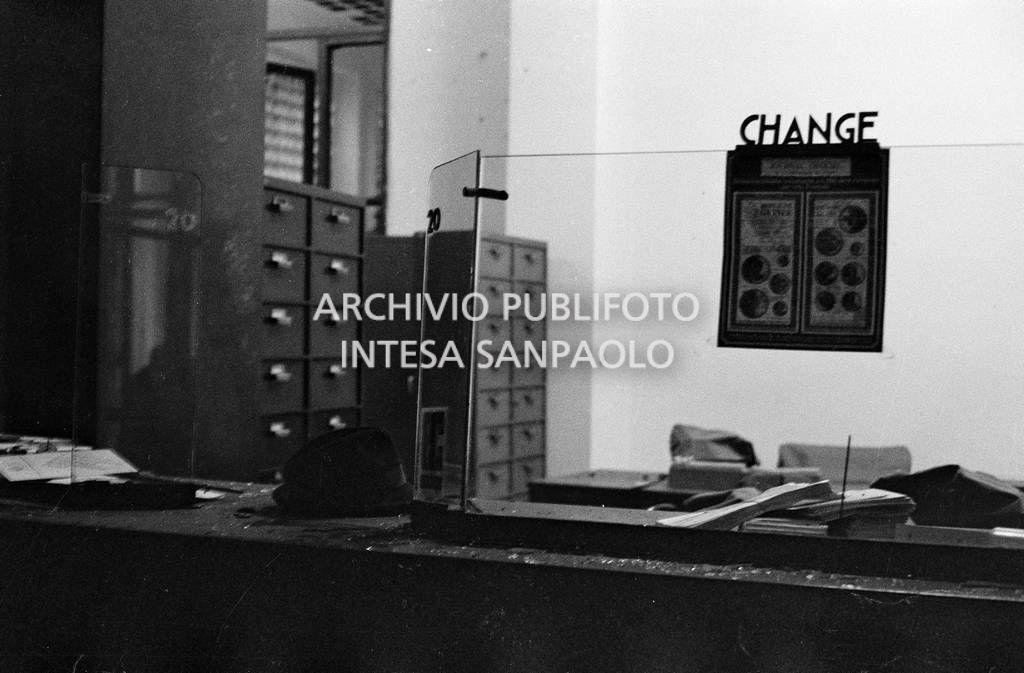 Lo sportello del cambio all'interno della Banca Nazionale dell'Agricoltura dopo l'esplosione della bomba; a sinistra sul bancone un cappello