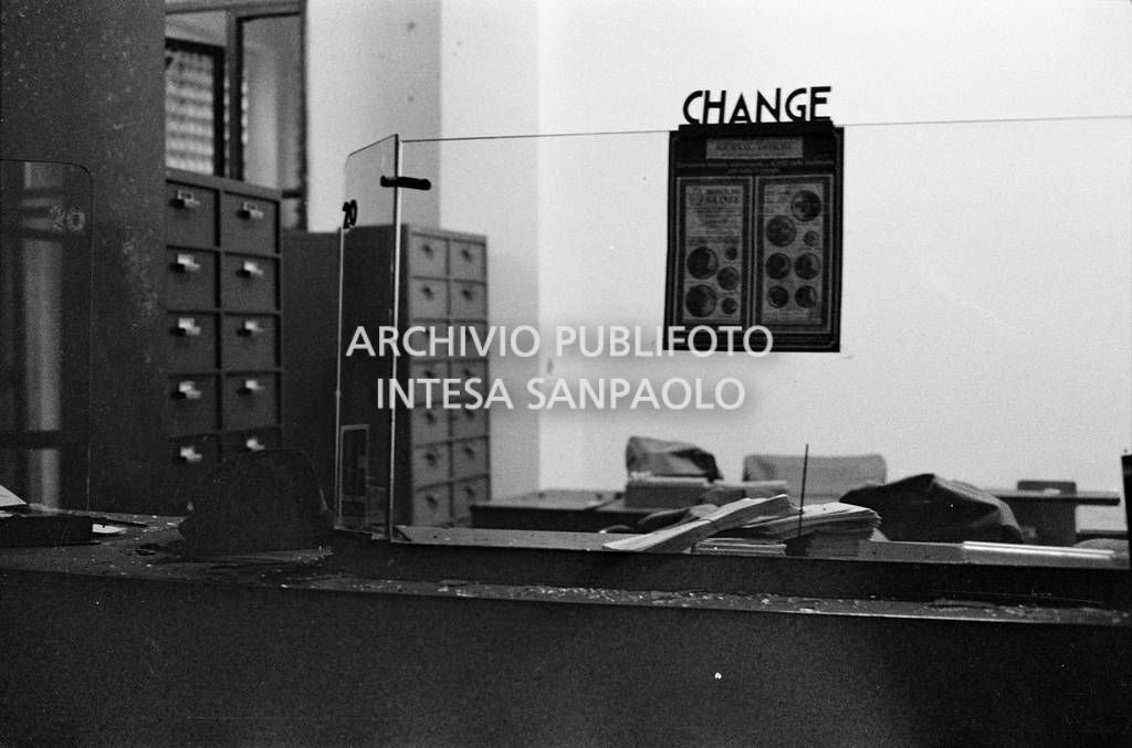 Lo sportello del cambio all'interno della Banca Nazionale dell'Agricoltura dopo l'esplosione della bomba; a sinistra sul bancone un cappello
