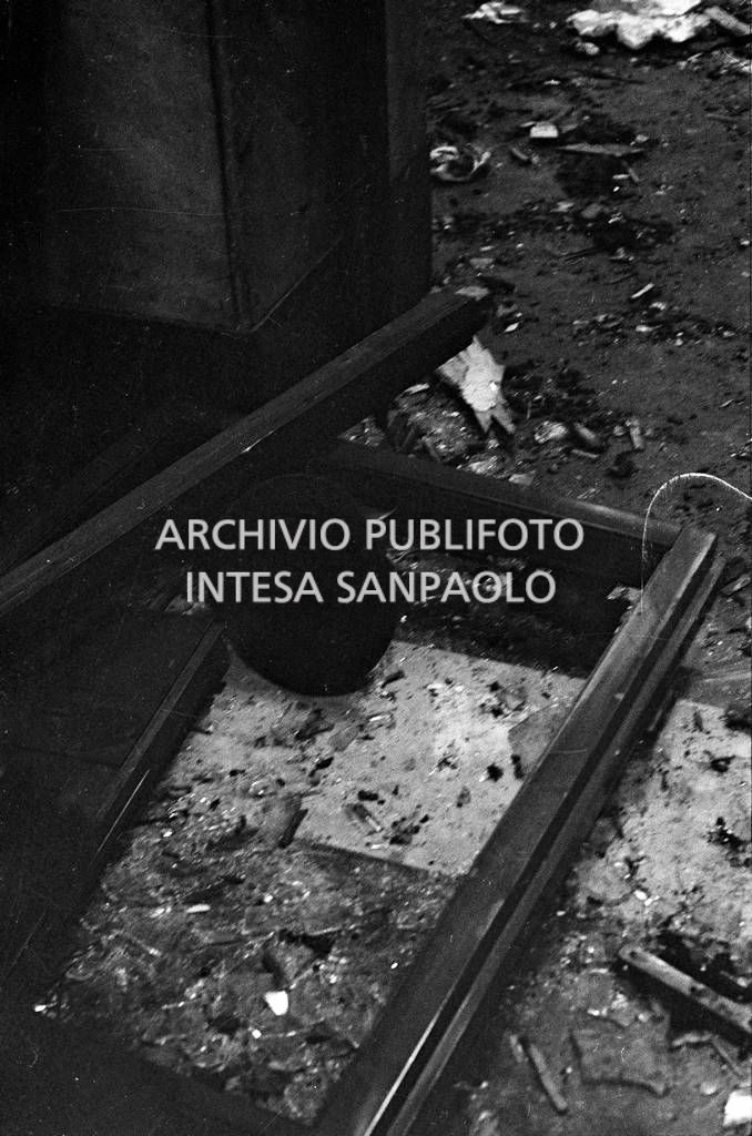 Particolare dell'interno della Banca Nazionale dell'Agricoltura dopo l'esplosione della bomba