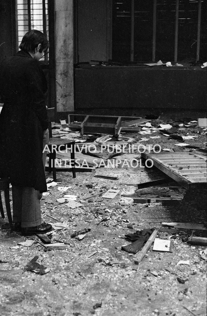 Un uomo nel salone centrale della Banca Nazionale dell'Agricoltura dopo l'esplosione della bomba