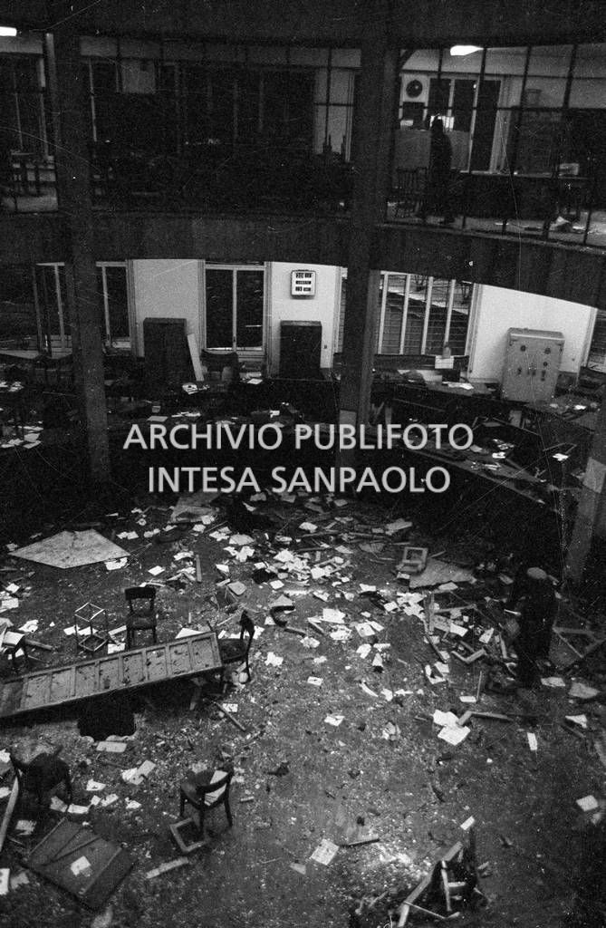 Ripresa dall'alto del salone centrale della Banca Nazionale dell'Agricoltura, in piazza Fontana a Milano, con la voragine provocata dalla bomba