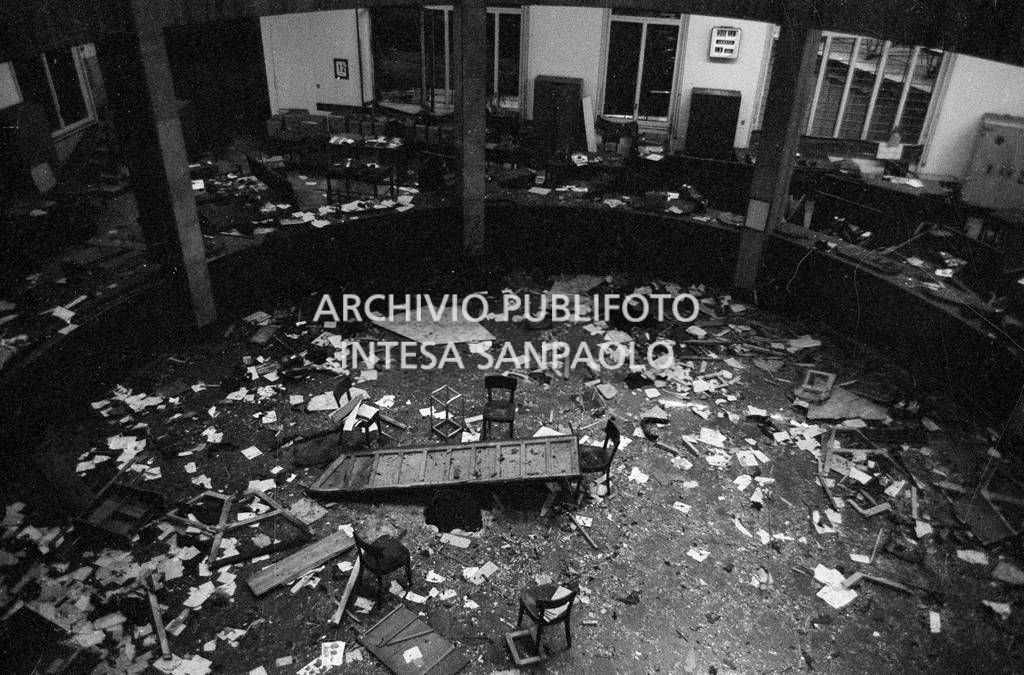 Ripresa dall'alto del salone centrale della Banca Nazionale dell'Agricoltura, in piazza Fontana a Milano, con la voragine provocata dalla bomba