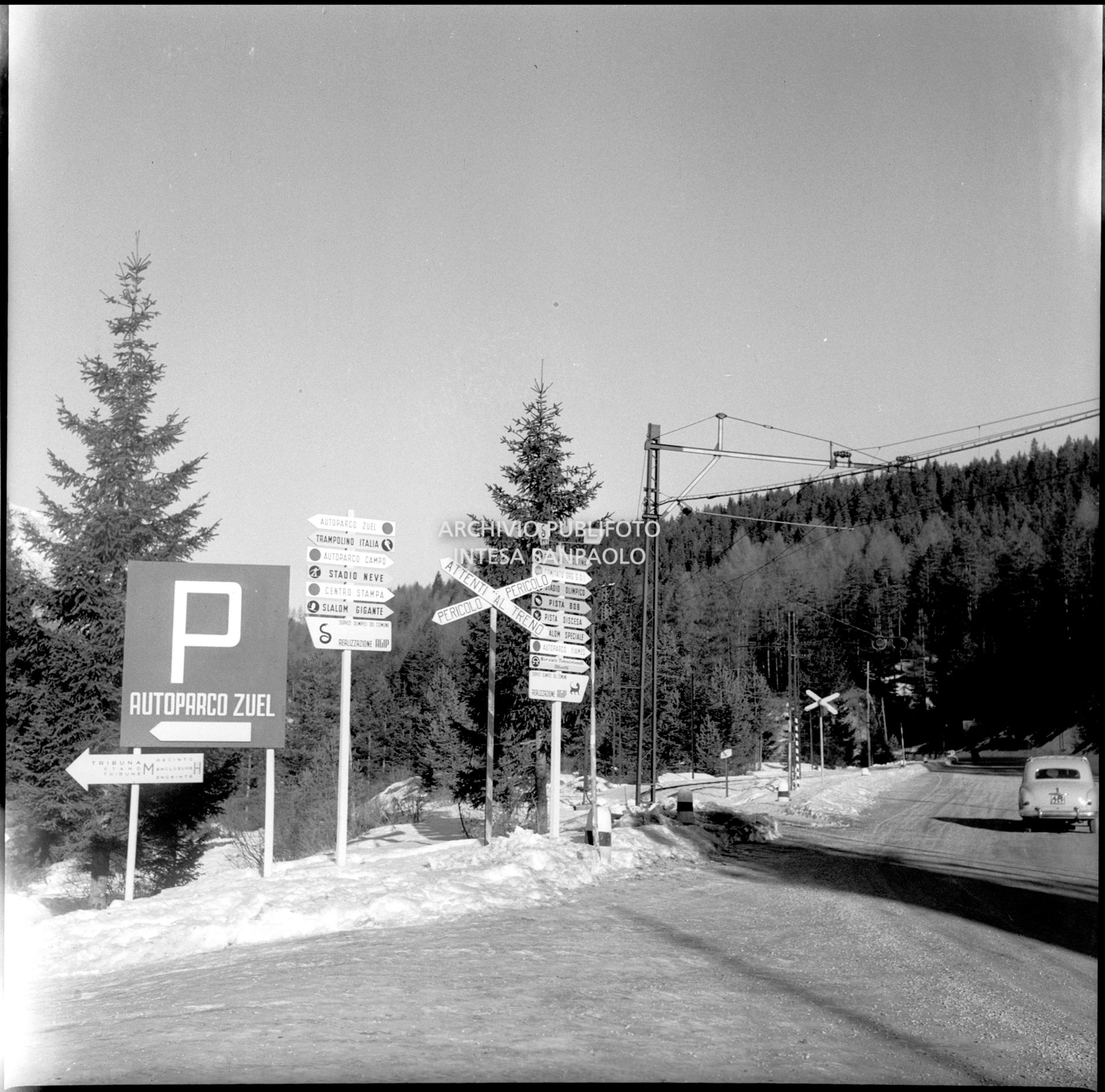 Cartello del parcheggio in località Zuel e segnaaletica dei servizi olimpici del Comune di Cortina d'Ampezzo nel periodo dei VII Giochi olimpici invernali