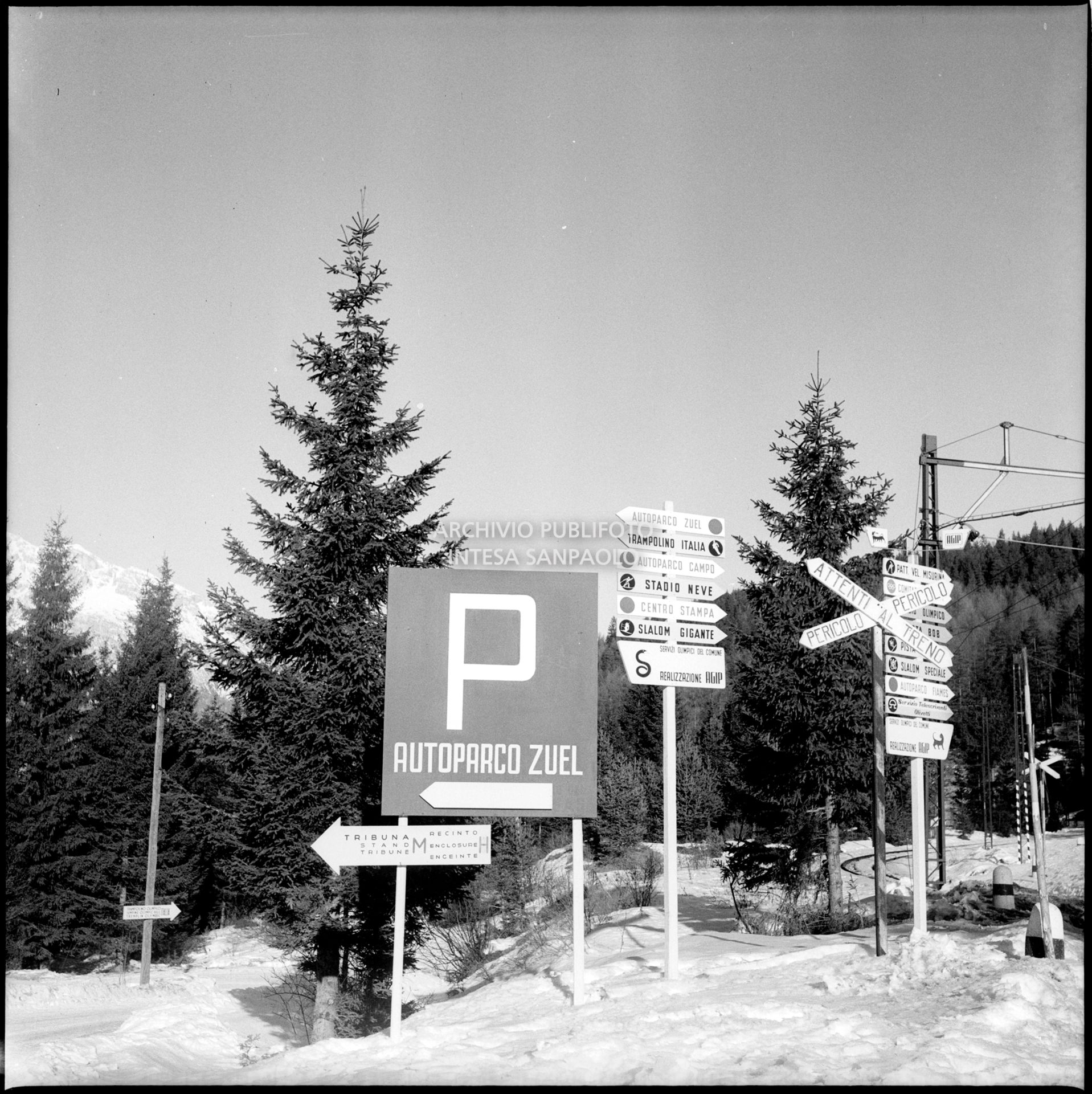 Cartello del parcheggio in località Zuel e segnaletica dei servizi olimpici del Comune di Cortina d'Ampezzo nel periodo dei VII Giochi olimpici invernali