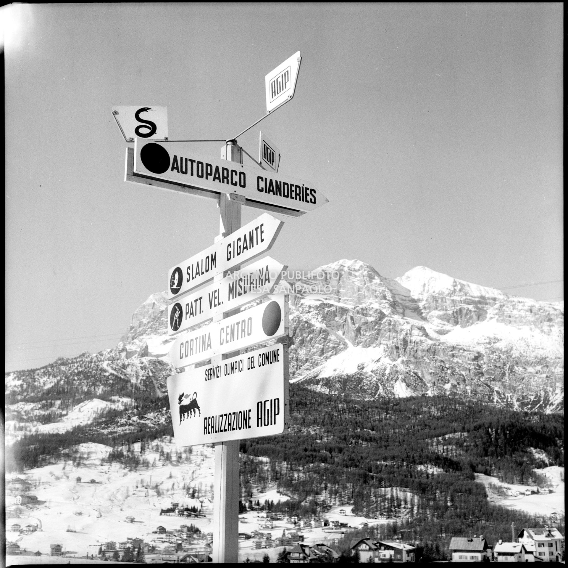 Segnaletica dei servizi olimpici del Comune di Cortina d'Ampezzo nel periodo dei VII Giochi olimpici invernali