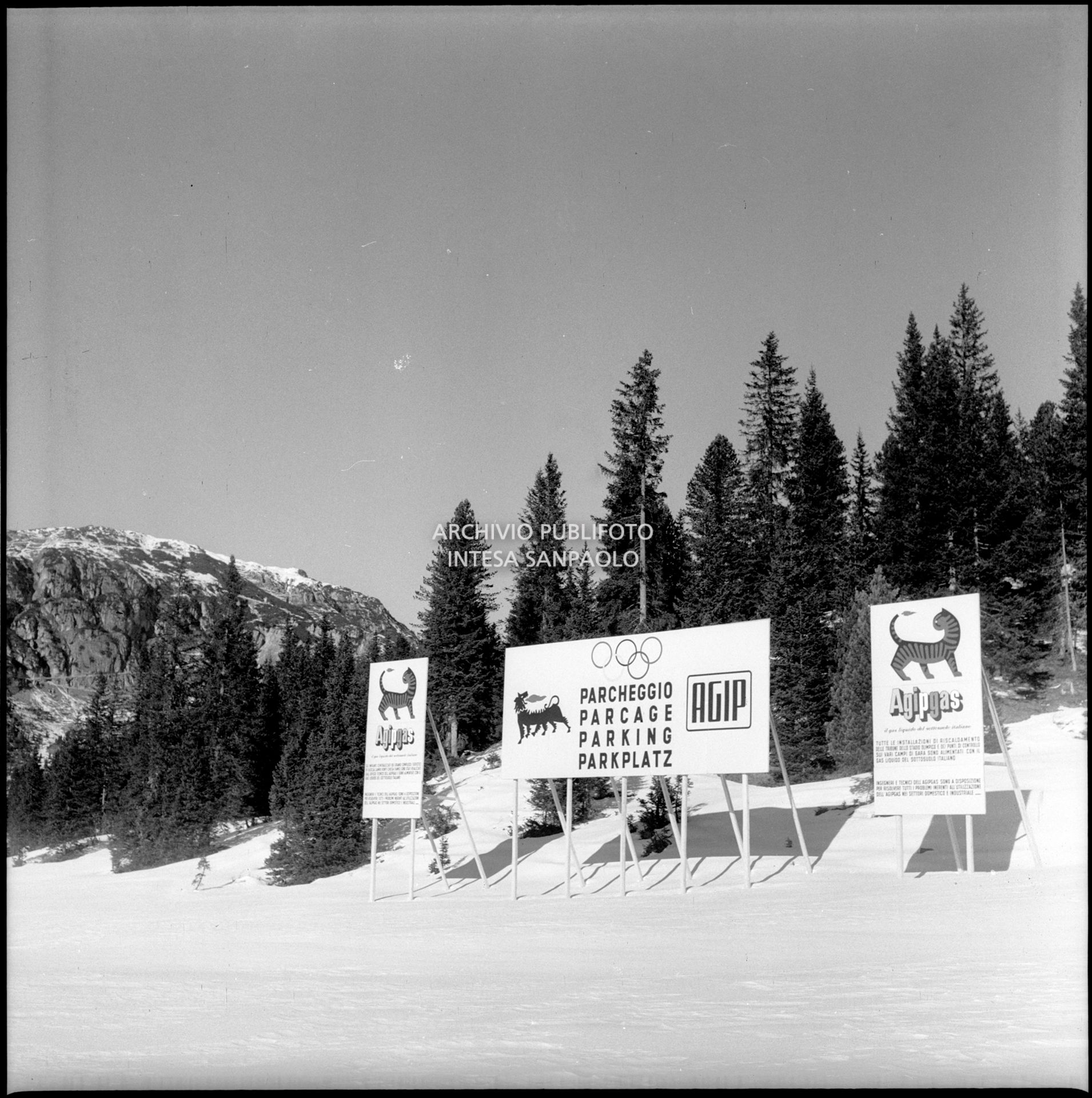 Cartello di un parcheggio sponsorizzato dall'Agip e un altro informativo e promozionale dell'Agipgas a Cortina d'Ampezzo nel periodo dei VII Giochi olimpici invernali