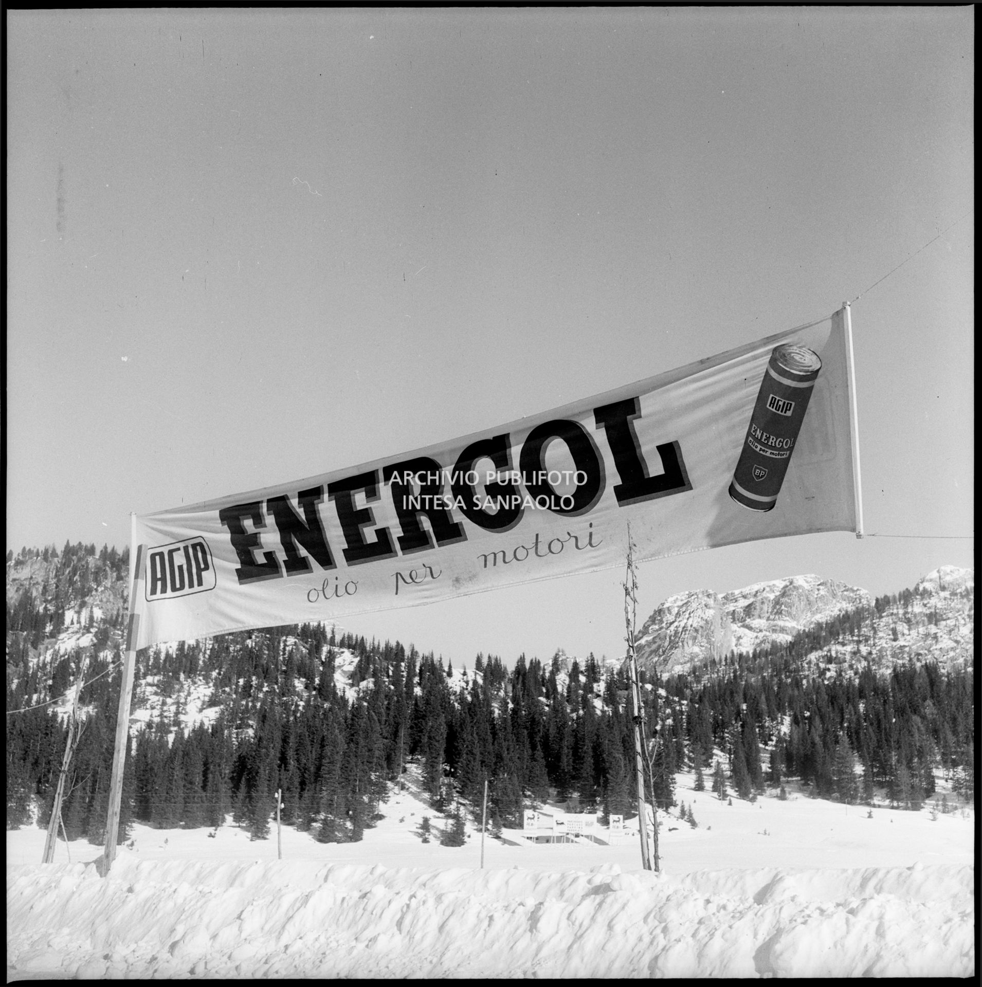 Striscione dell'olio per motori Agip Energol nei pressi di Cortina d'Ampezzo nel periodo dei VII Giochi olimpici invernali