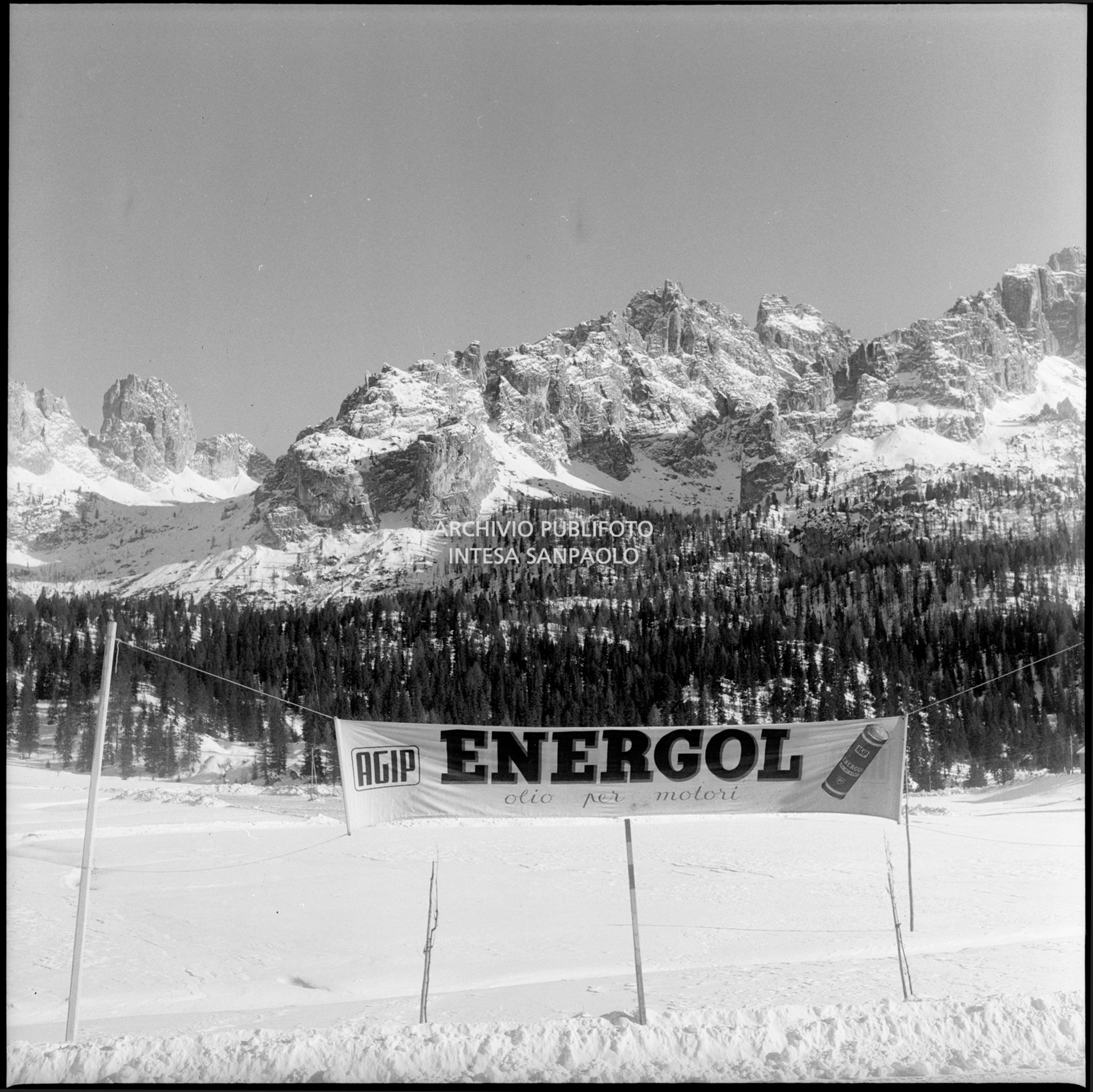 Striscione dell'olio per motori Agip Energol nei pressi di Cortina d'Ampezzo nel periodo dei VII Giochi olimpici invernali