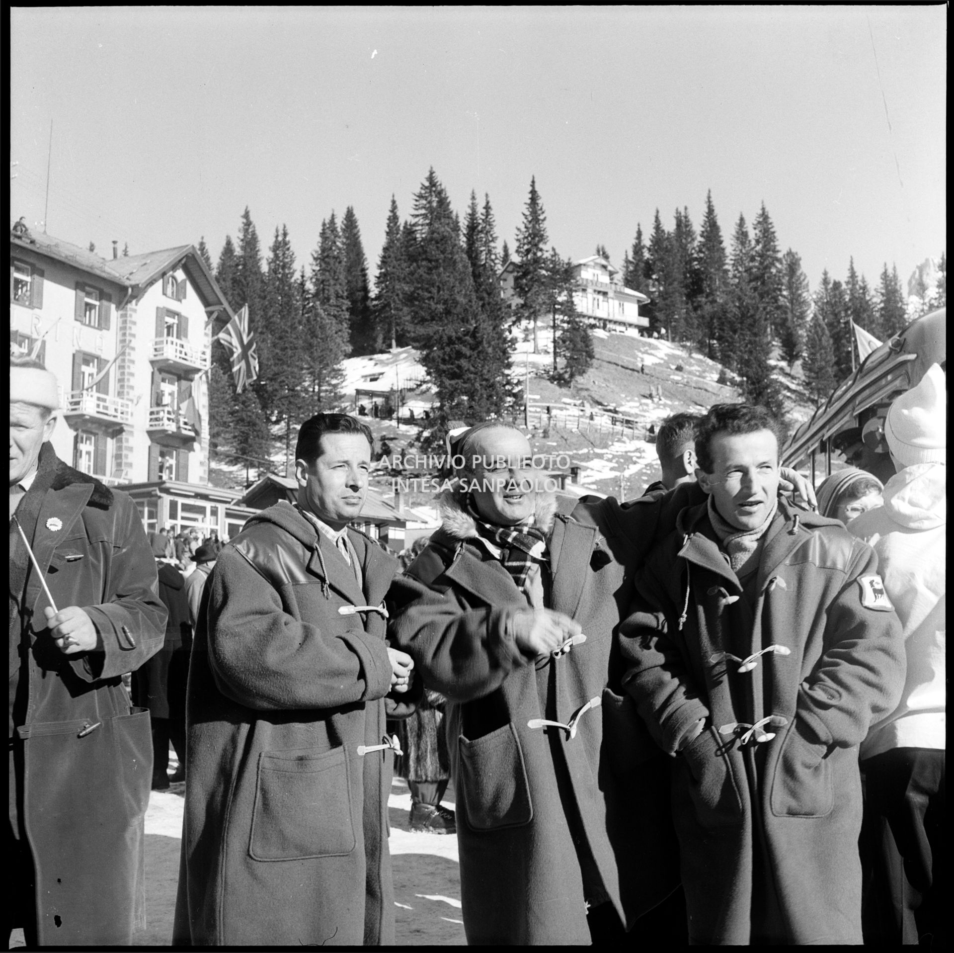 Ritratto di tre uomini con indosso montgomery con logo Agip al lago di Misurina