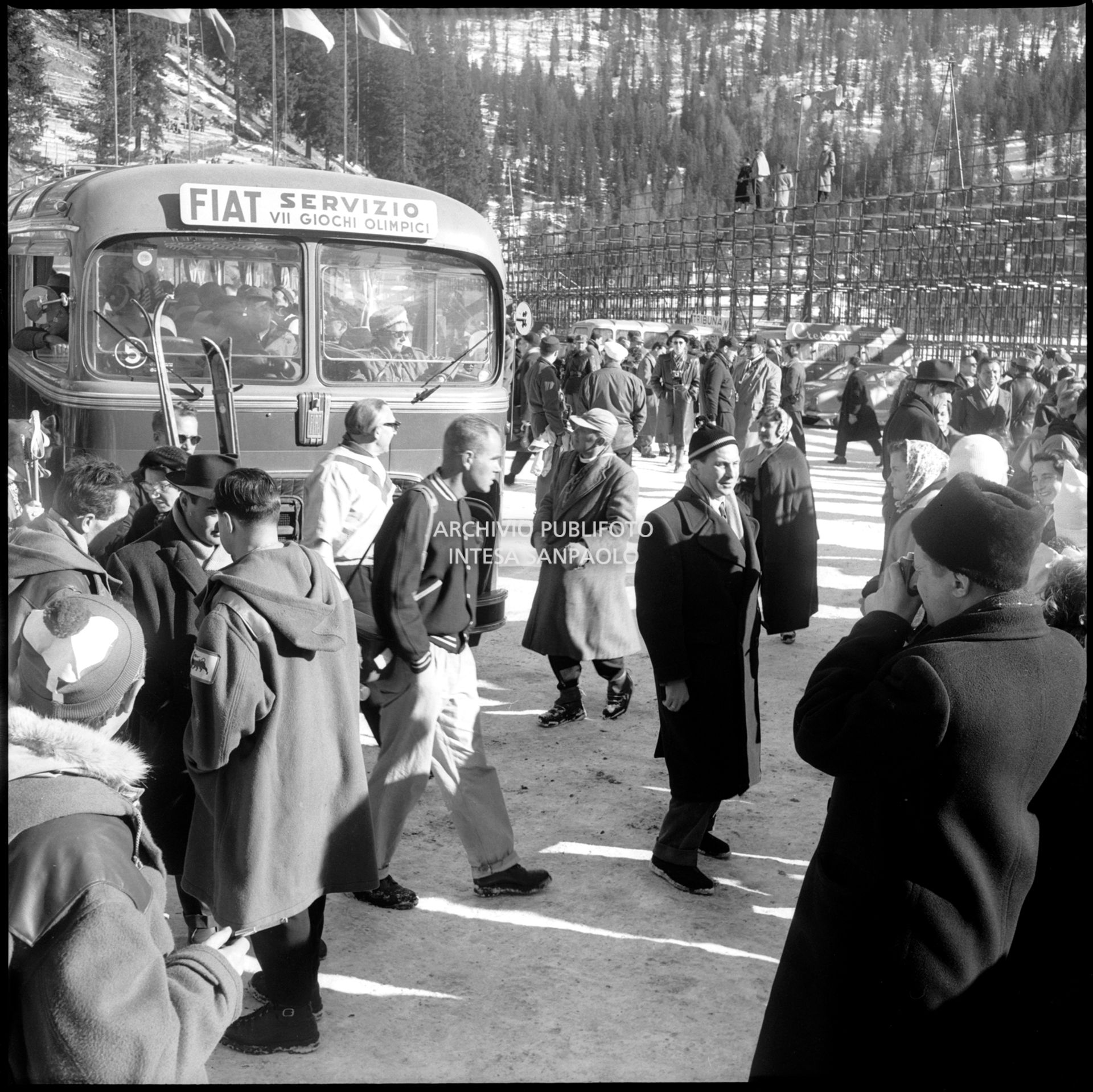 Pullman Fiat in servizio ai VII Giochi olimpici invernali di Cortina d'Ampezzo tra la folla al fago di Misurina