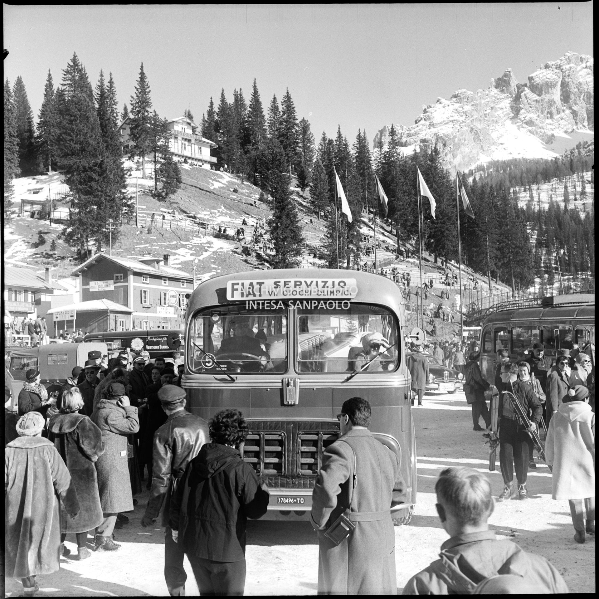 Pullman Fiat in servizio ai VII Giochi olimpici invernali di Cortina d'Ampezzo tra la folla al lago di Misurina