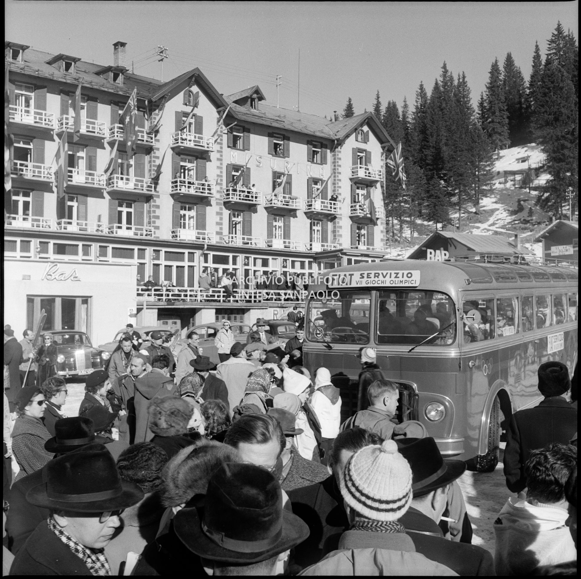 Pullman Fiat in servizio ai VII Giochi olimpici invernali di Cortina d'Ampezzo tra la folla al lago di Misurina