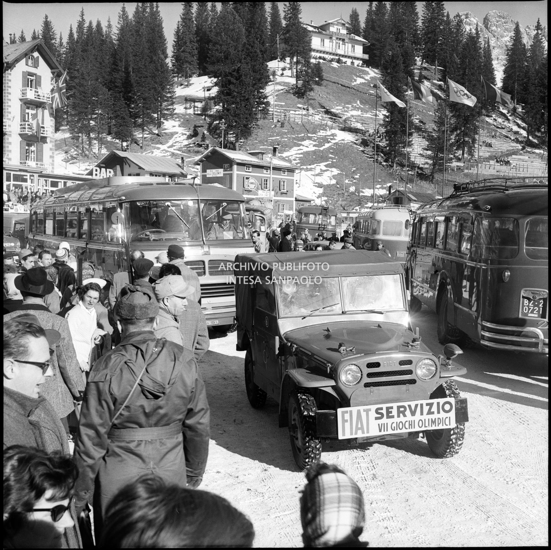 Folla di mezzi e persone al lago di Misurina durante i VII Giochi olimpici invernali