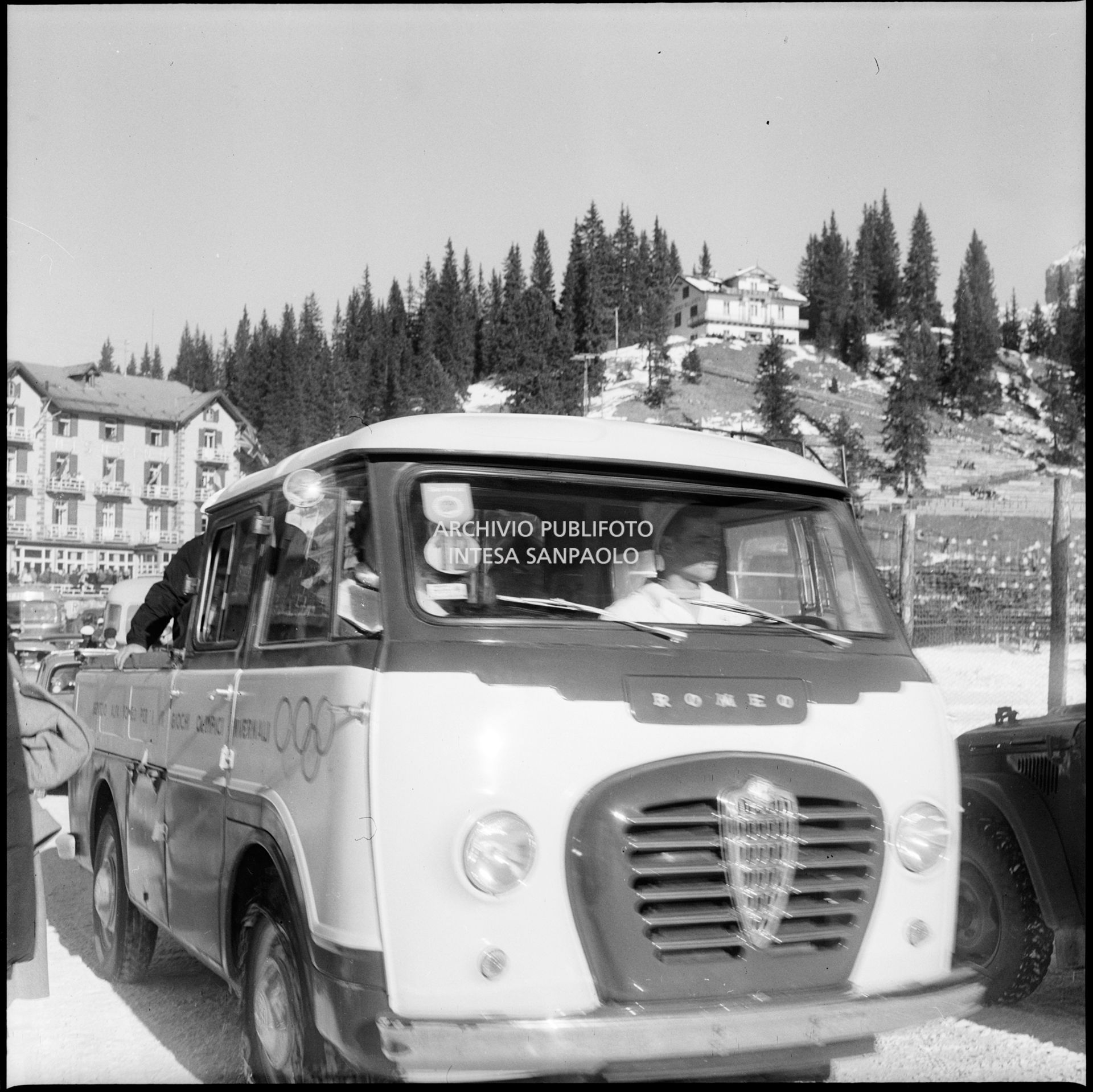 Un furgone Romeo della Alfa Romeo condotto da un autista, in servizio ai VII Giochi olimpici invernali, al lago di Misurina