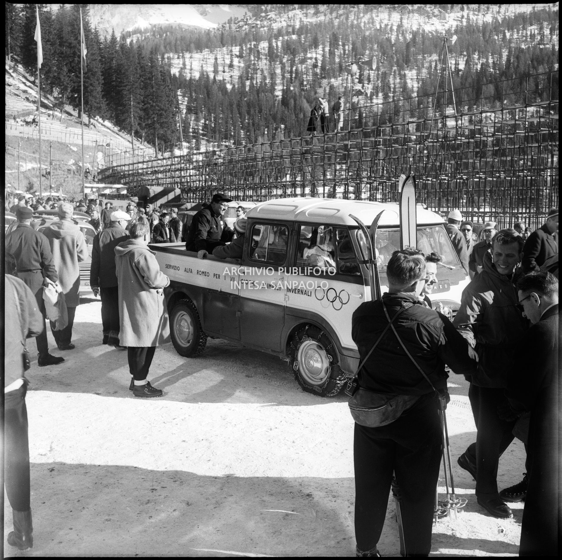 Un furgone Romeo della Alfa Romeo, in servizio ai VII Giochi olimpici invernali, al lago di Misurina dietro le tribune della pista di pattinaggio