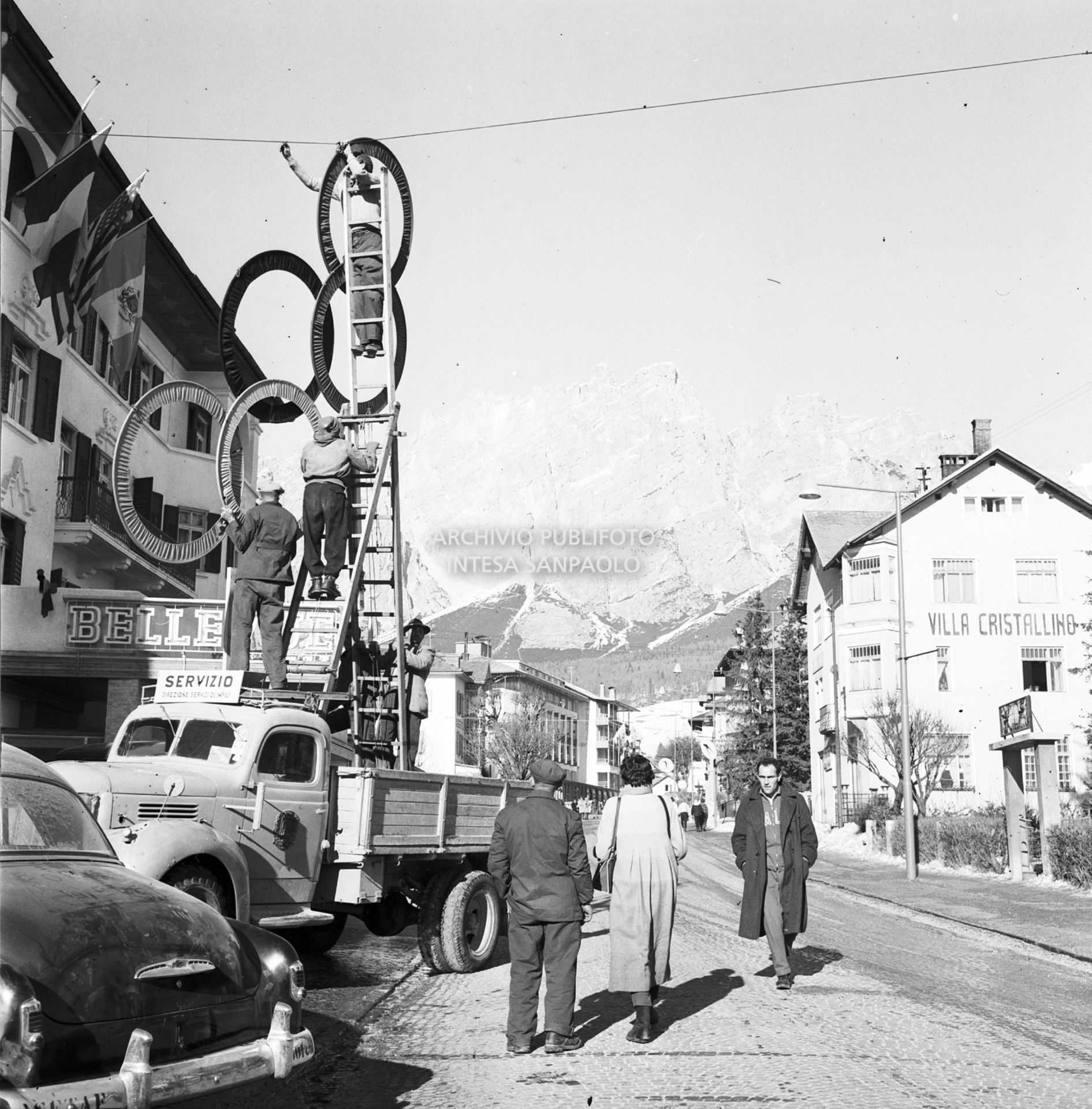 Montaggio dei cerchi olimpici in corso Italia a Cortina d'Ampezzo