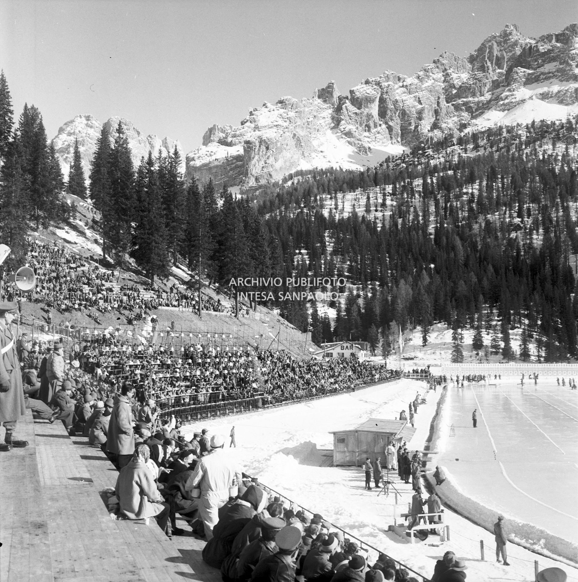 Pubblico sulle tribune al lago di Misurina per assistere alle gare di pattinaggio di velocità durante i VII Giochi olimpici invernali
