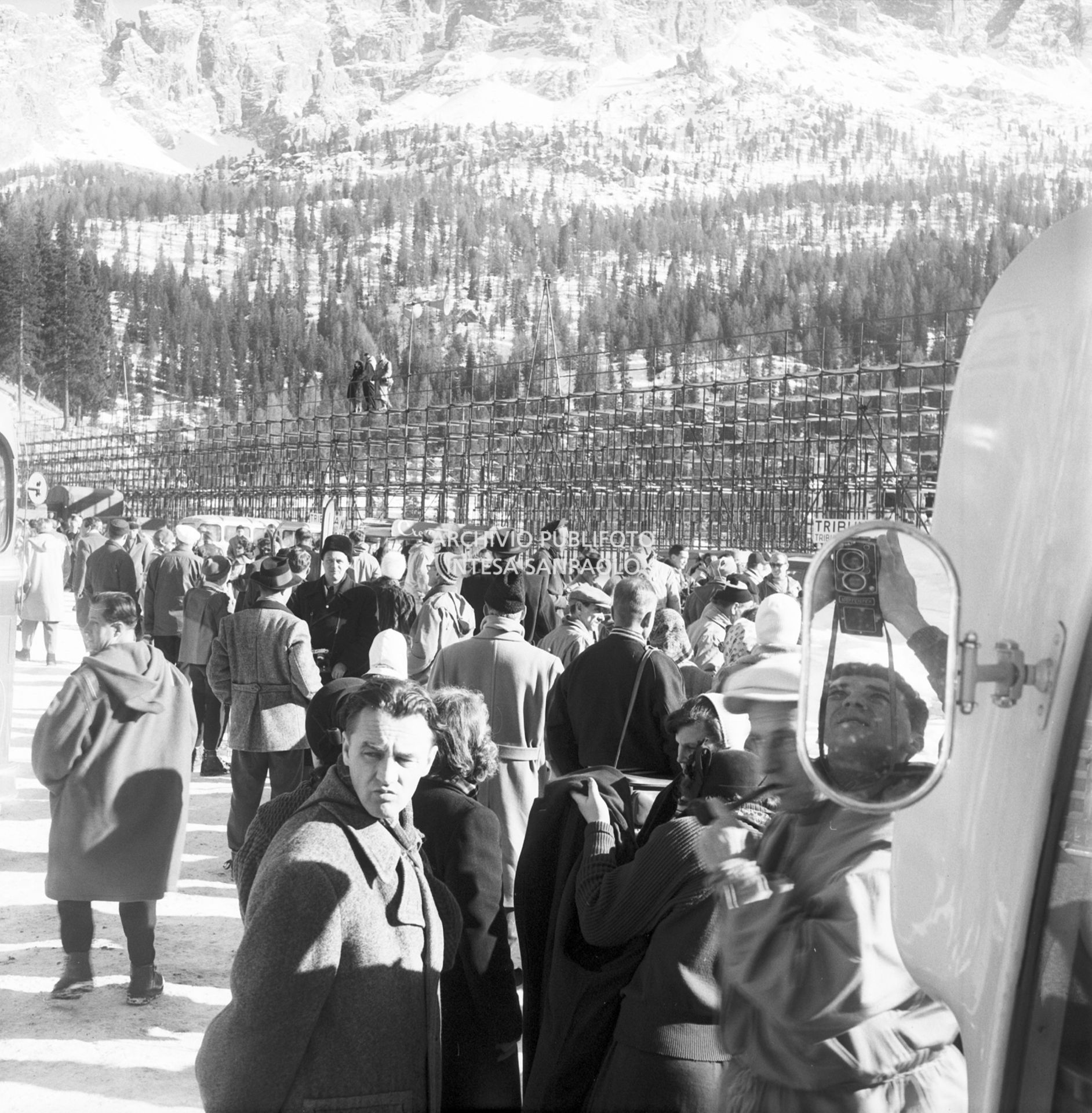 Folla al lago di Misurina dove è allestita la pista per le gare di pattinaggio di velocità ai VII Giochi olimpici invernali