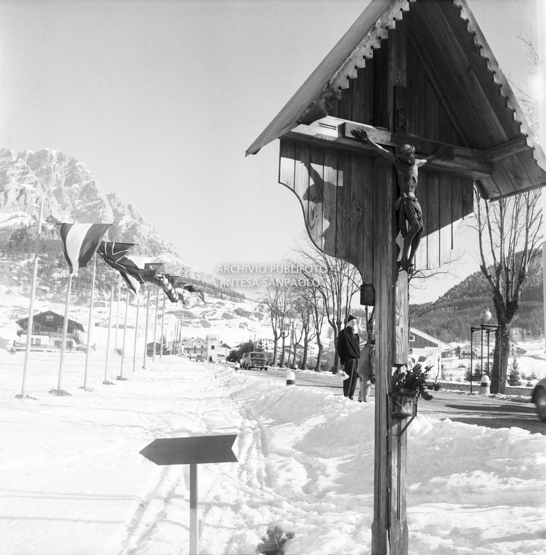 Un'edicola con Gesù crocefisso sulla strada regionale delle Dolomiti nei pressi di Cortina d'Ampezzo nel periodo dei VII Giochi olimpici invernali