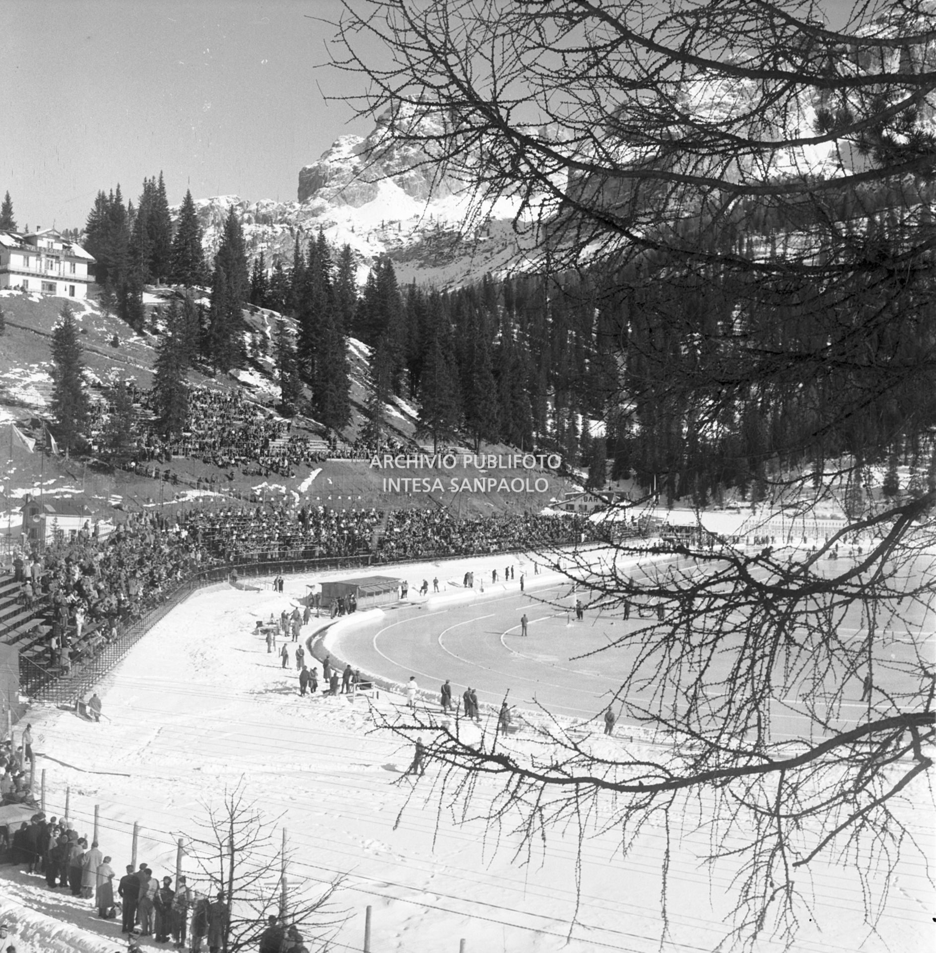 Pubblico sulle tribune al lago di Misurina per assistere alle gare di pattinaggio di velocità durante i VII Giochi olimpici invernali