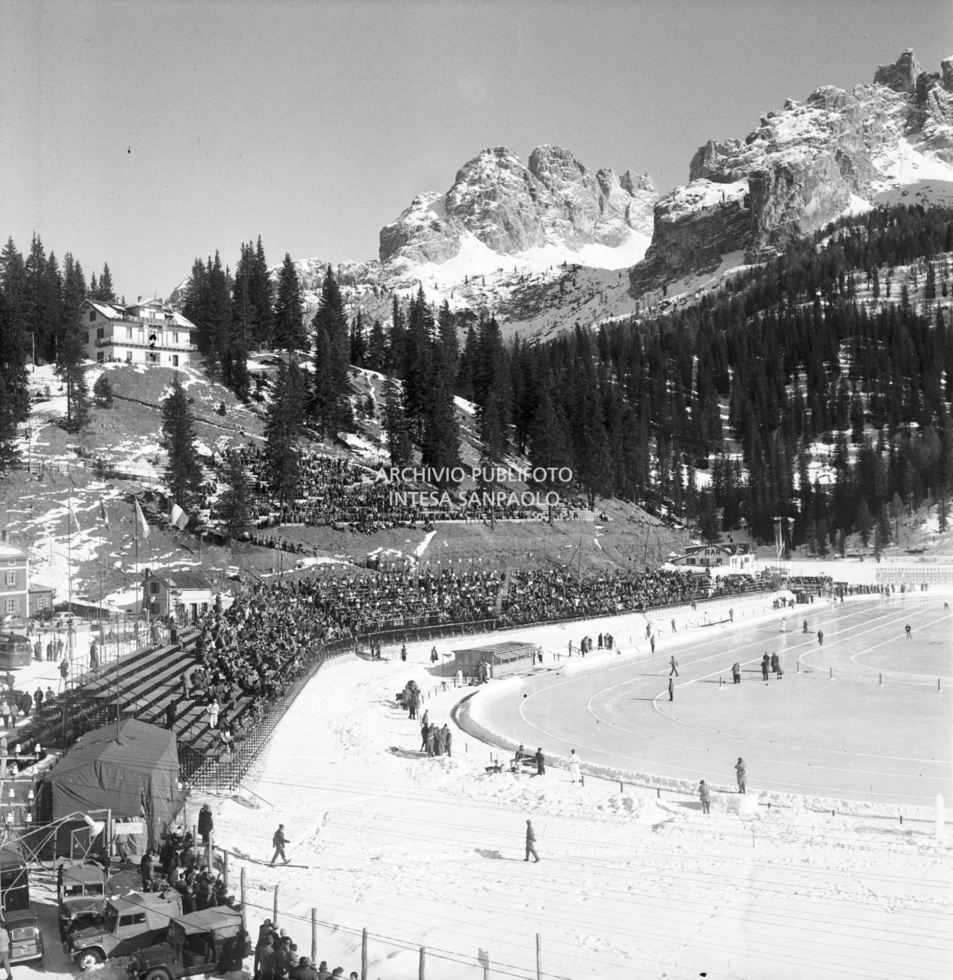 Pubblico sulle tribune al lago di Misurina per assistere alle gare di pattinaggio di velocità durante i VII Giochi olimpici invernali