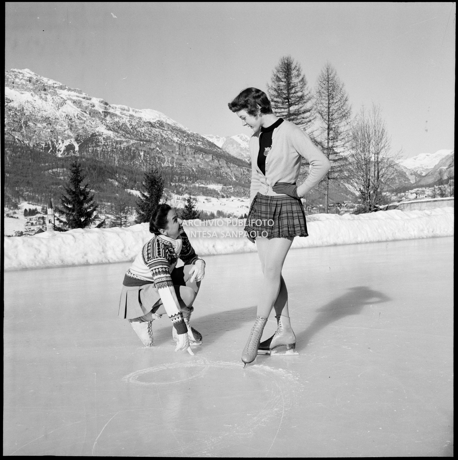 Tenley Emma Albright, pattinatrice artistica americana, con la sua allenatrice Maribel Vinson, a Cortina d'Ampezzo per i VII Giochi olimpici invernali