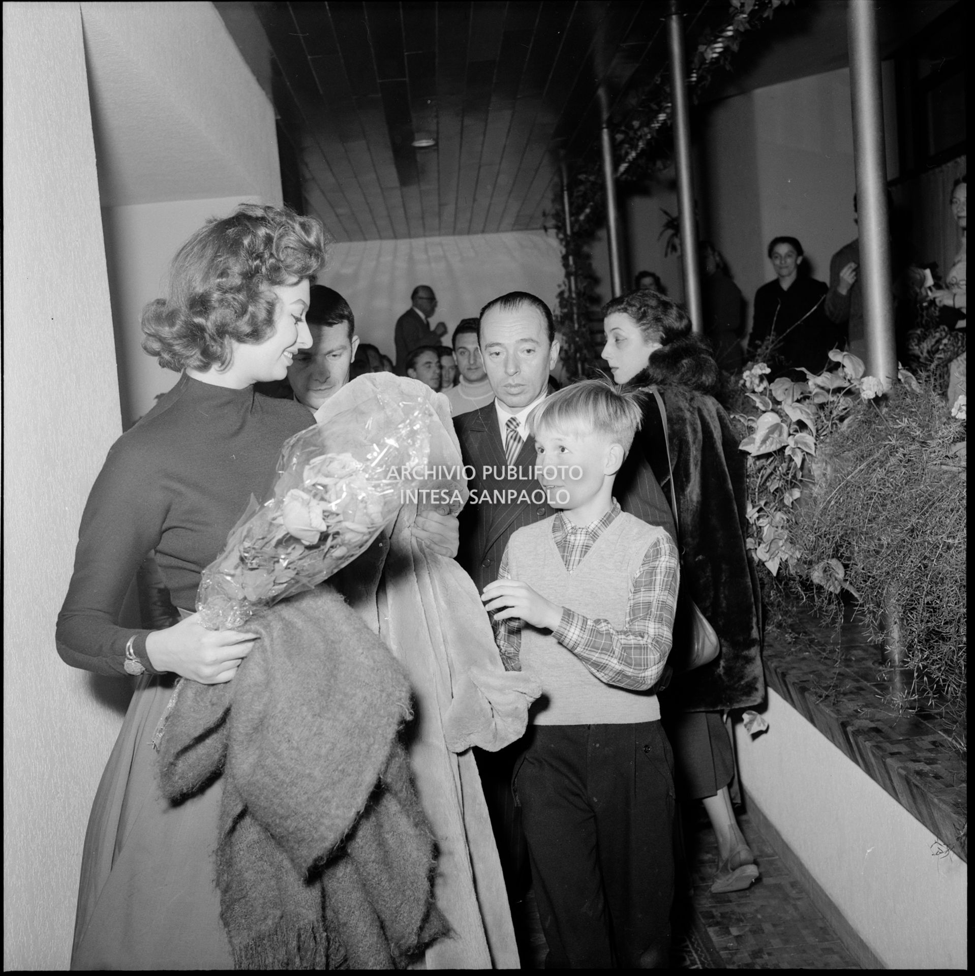 Sophia Loren a Cortina d'Ampezzo in occasione dei VII Giochi olimpici invernali, parla con un ragazzino