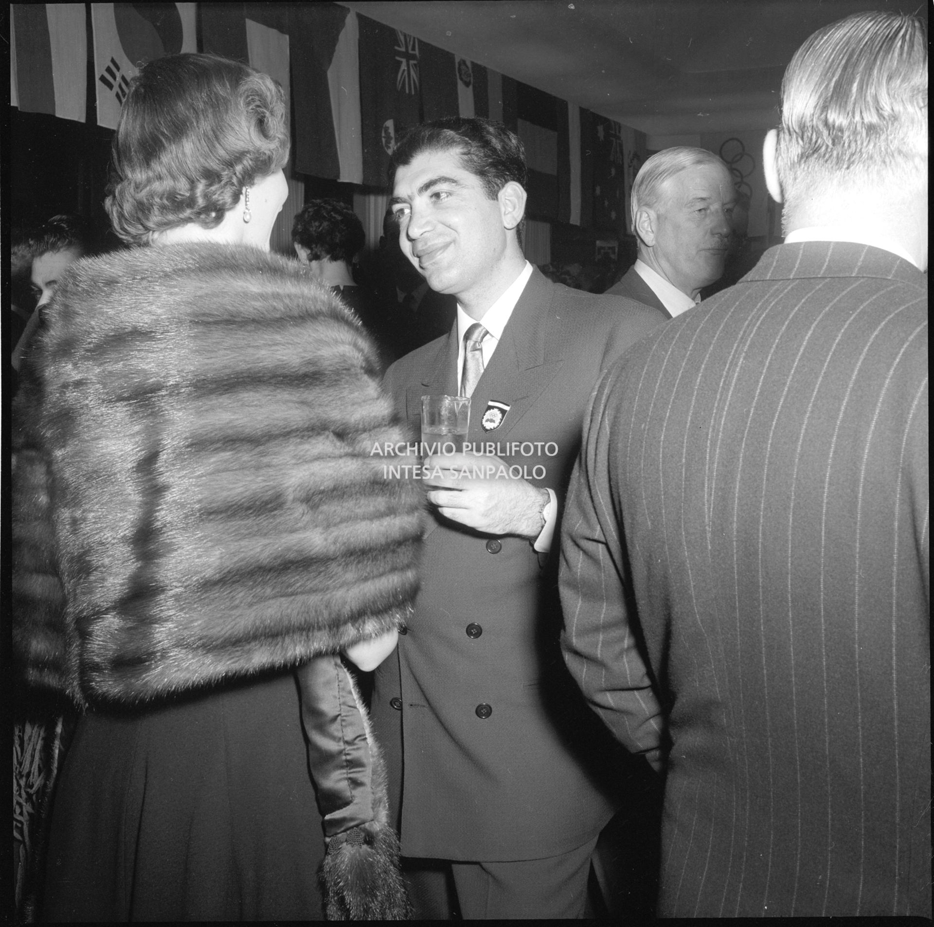 Gholam Rezi Pahlavi, presidente della Commissione olimpica iraniana a Cortina d'Ampezzo in occasione dei VII Giochi olimpici invernali, in compagnia di una donna