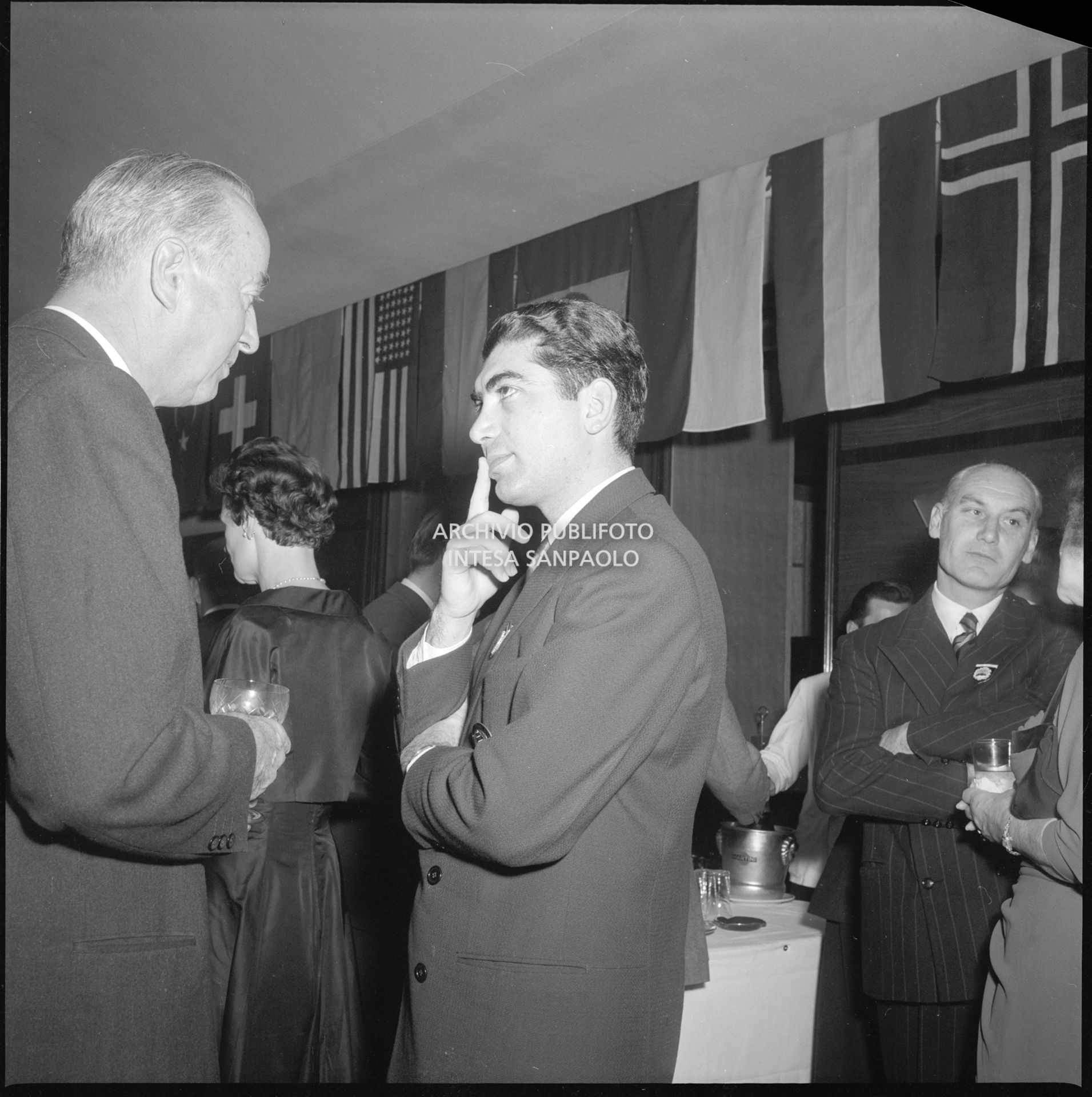 Gholam Rezi Pahlavi, presidente della Commissione olimpica iraniana a Cortina d'Ampezzo in occasione dei VII Giochi olimpici invernali, in compagnia del presidente del Comitato Organizzatore Paolo Thaon di Revel