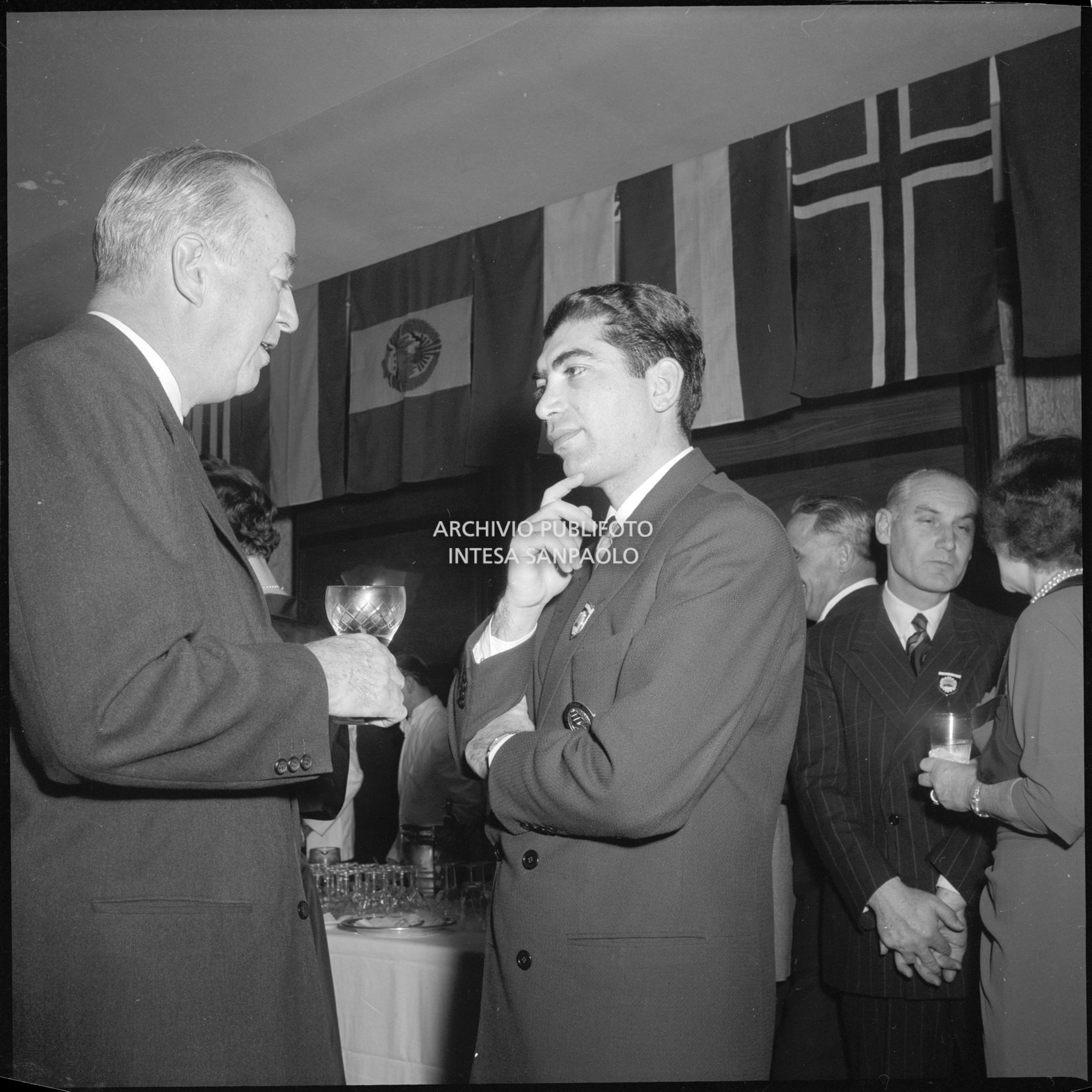 Gholam Rezi Pahlavi, presidente della Commissione olimpica iraniana a Cortina d'Ampezzo in occasione dei VII Giochi olimpici invernali, in compagnia del presidente del Comitato Organizzatore Paolo Thaon di Revel