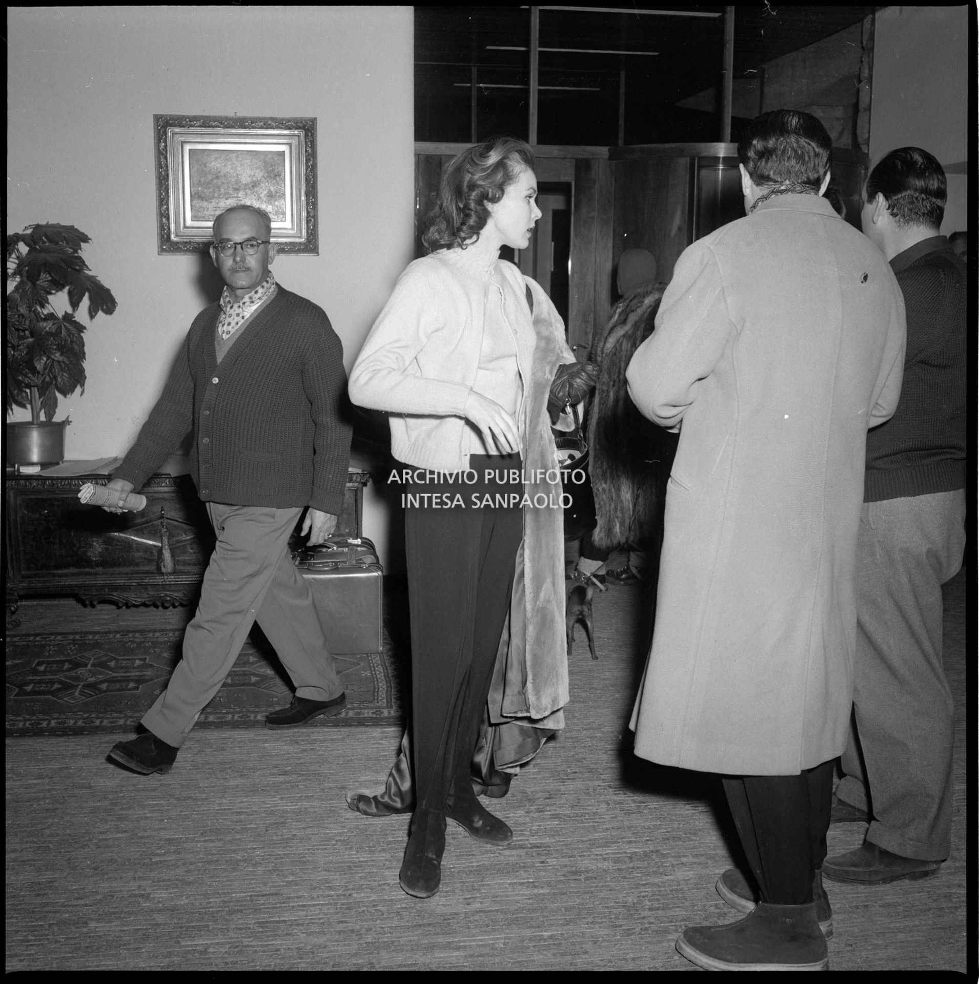 Tania Weber, attrice finlandese, nella hall dell'albergo Miramonti a Cortina d'Ampezzo in occasione dei VII Giochi olimpici invernali