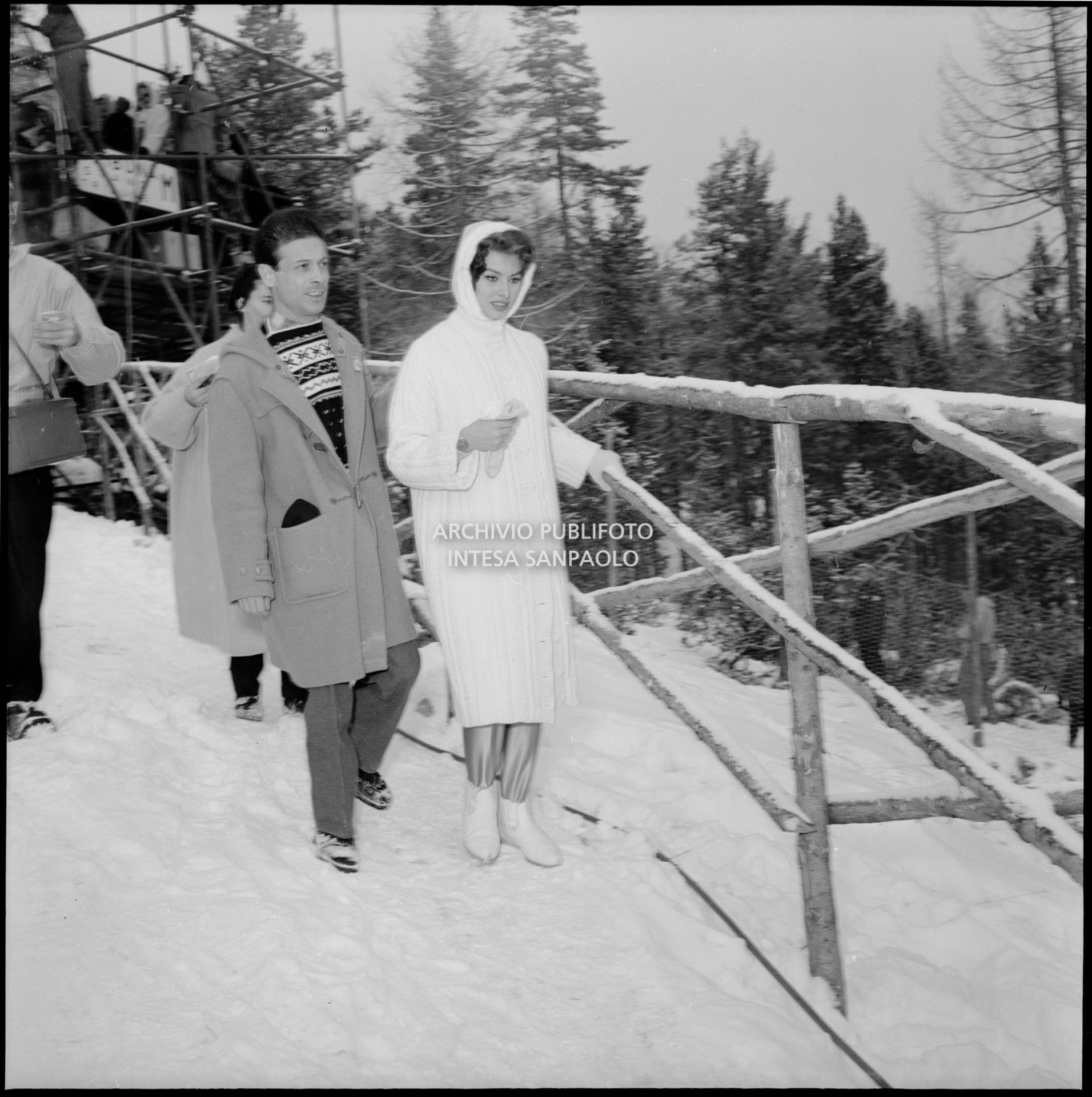 Sophia Loren, in visita a Cortina d'Ampezzo in occasione dei VII Giochi olimpici invernali, indica la sigla CCCP sul capotto di un atleta sovietico