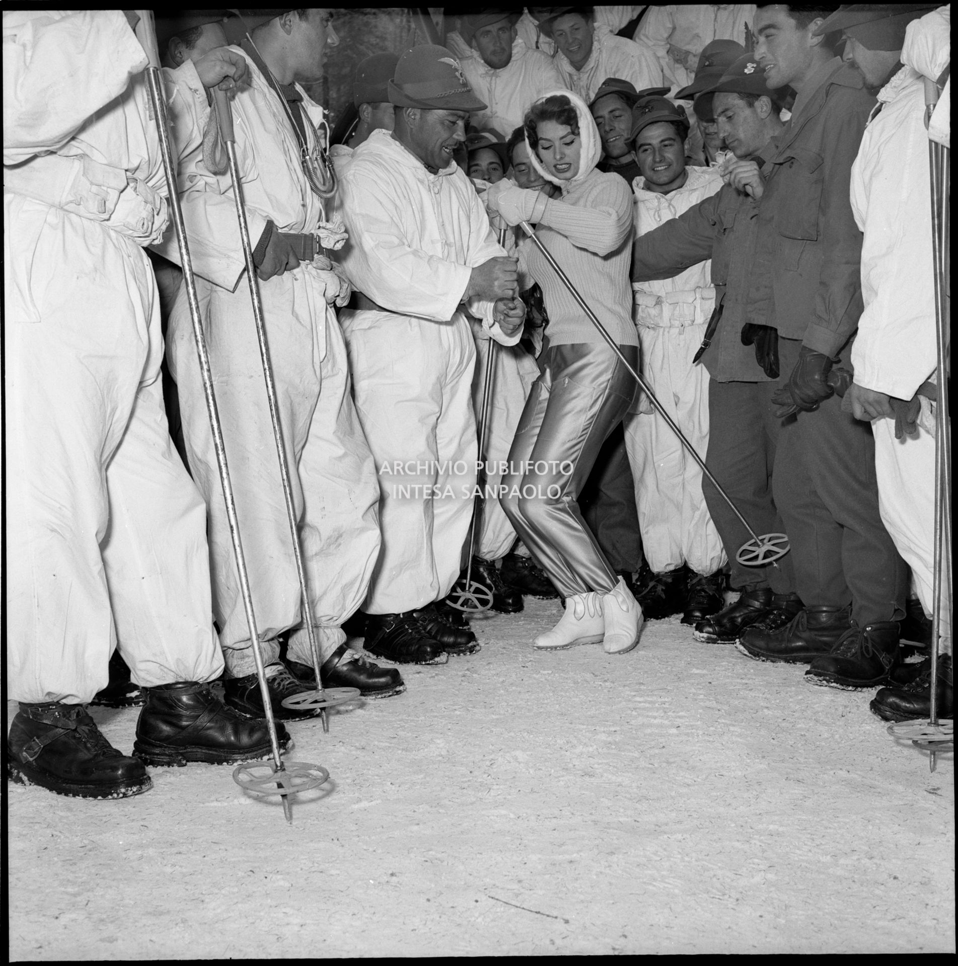 Sophia Loren con un gruppo di alpini durante la visita dell'attrice a Cortina d'Ampezzo in occasione dei VII Giochi olimpici invernali