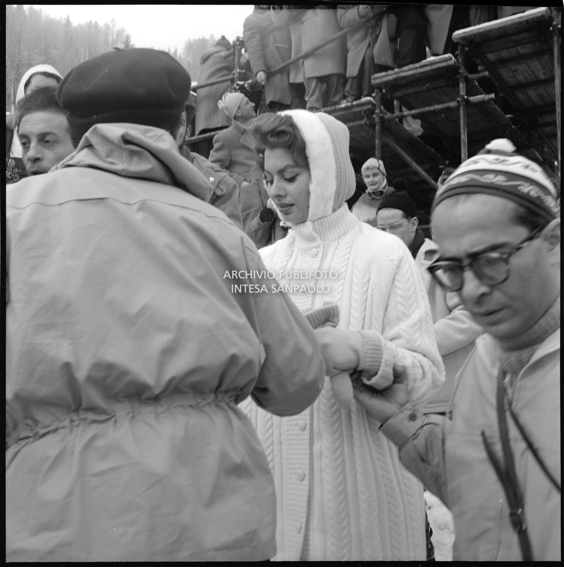 Sophia Loren, in visita a Cortina d'Ampezzo in occasione i VII Giochi olimpici invernali, firma autografi