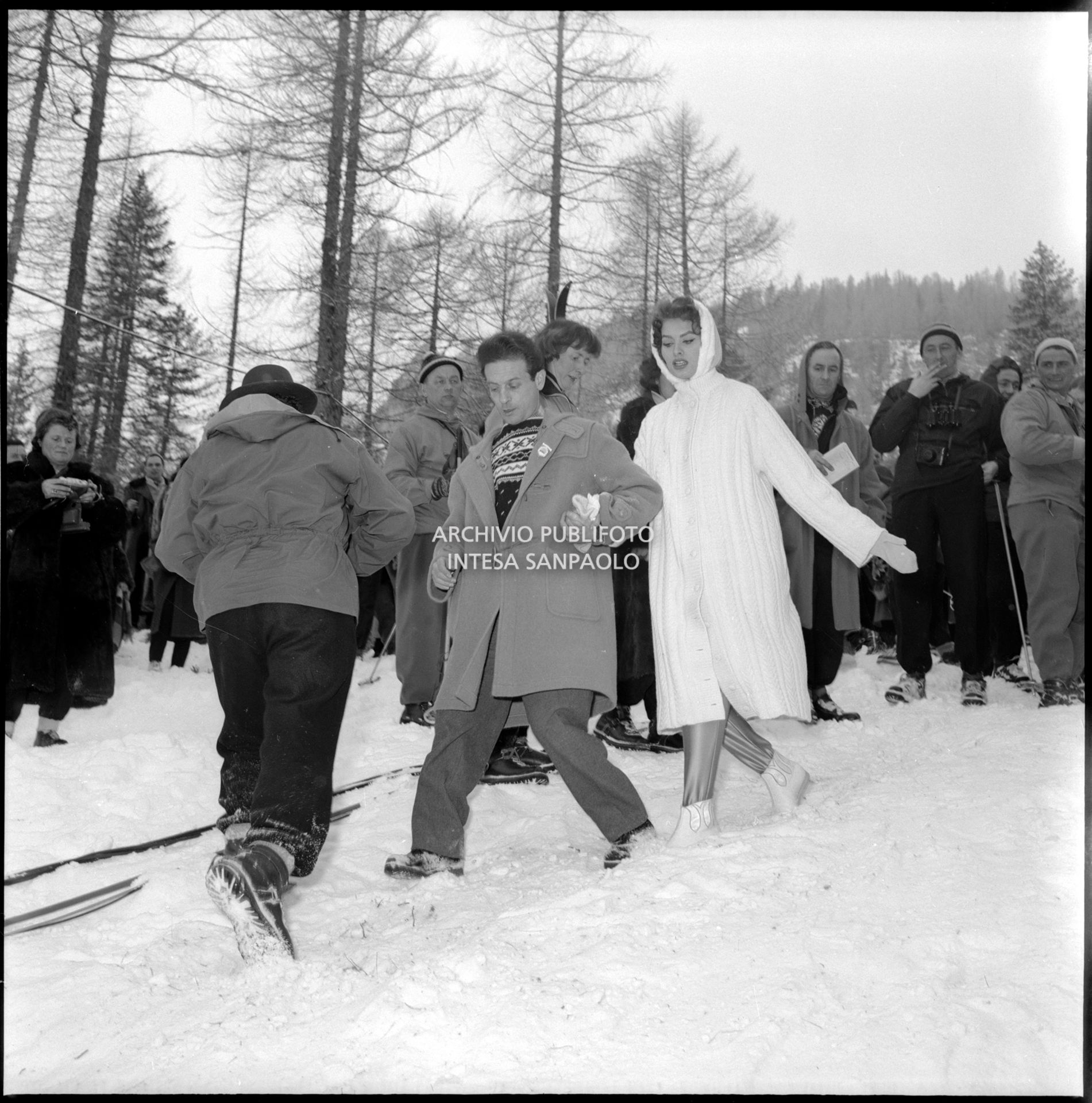Sophia Loren, in visita a Cortina d'Ampezzo in occasione i VII Giochi olimpici invernali, si avvia ad assistere alle competizioni sportive