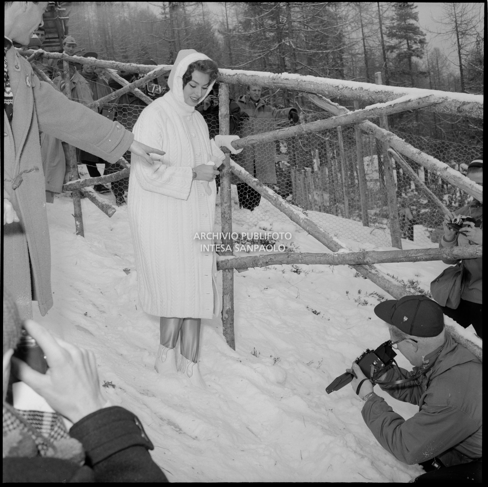 Sophia Loren, in visita a Cortina d'Ampezzo in occasione i VII Giochi olimpici invernali, si avvia ad assistere alle competizioni sportive