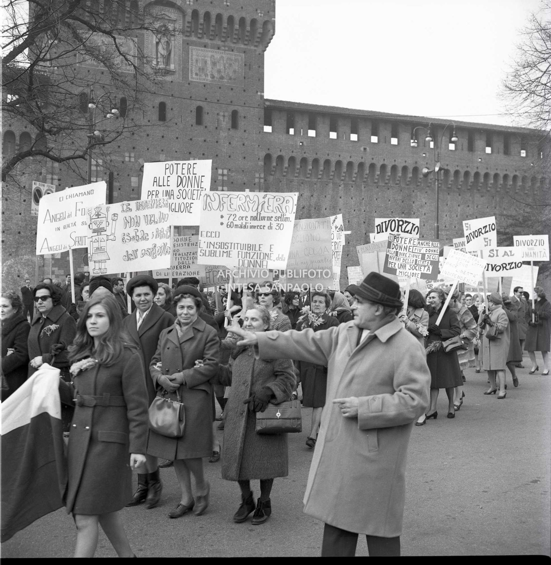 Manifestazione di donne a favore dell'emancipazione, del divorzio, di migliori condizioni lavorative e in sostegno alle madri lavoratrici