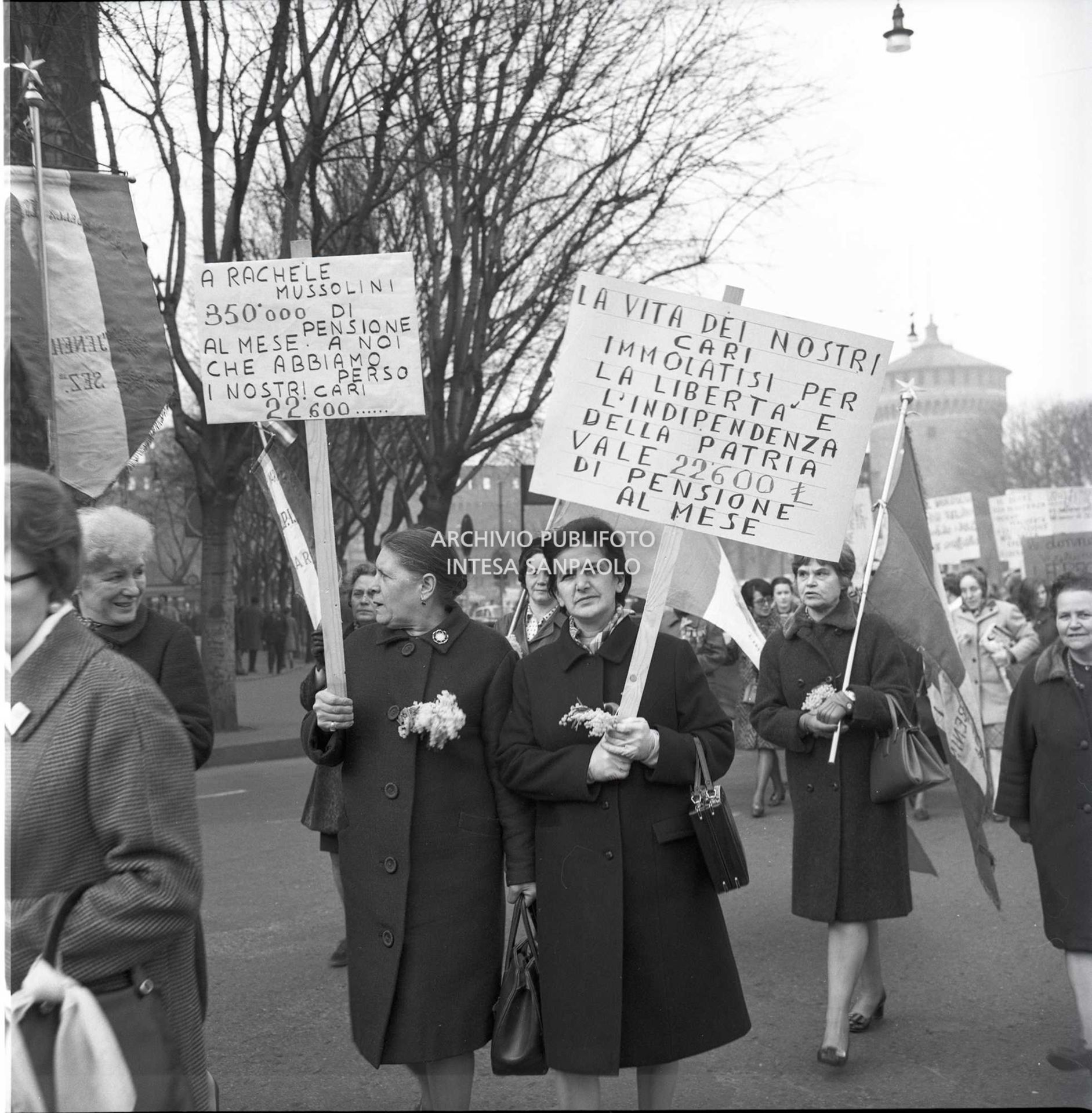 Manifestazione di donne a favore dell'emancipazione, del divorzio, di migliori condizioni lavorative e in sostegno alle madri lavoratrici
