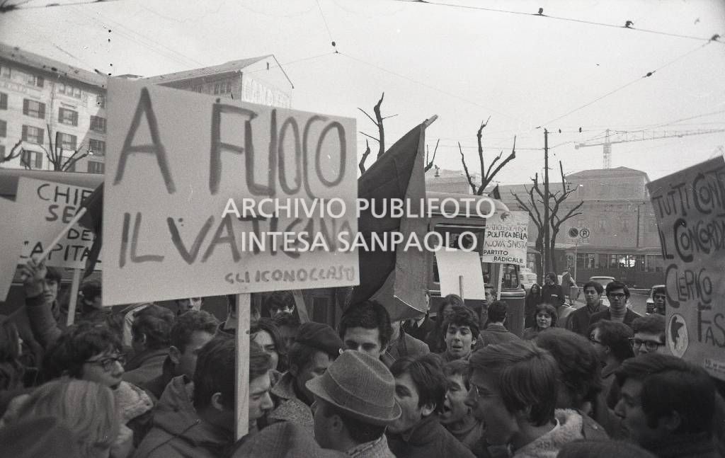 Un momento della protesta, contro il Concordato Stato/Chiesa, davanti all'Arcivescovado