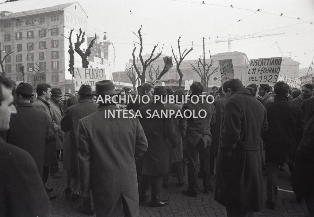 Un momento della protesta, contro il Concordato Stato/Chiesa, davanti all'Arcivescovado