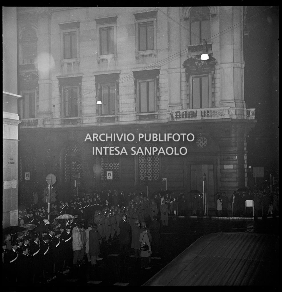 Contestazioni fuori dal Teatro alla Scala la sera dell'inaugurazione della stagione lirica 1968-1969