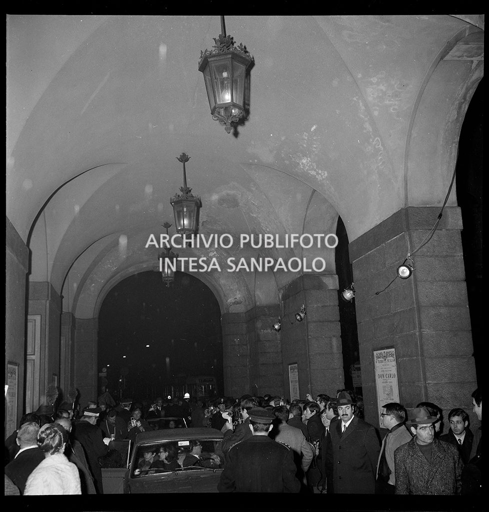 Contestazioni fuori dal Teatro alla Scala la sera dell'inaugurazione della stagione lirica 1968-1969