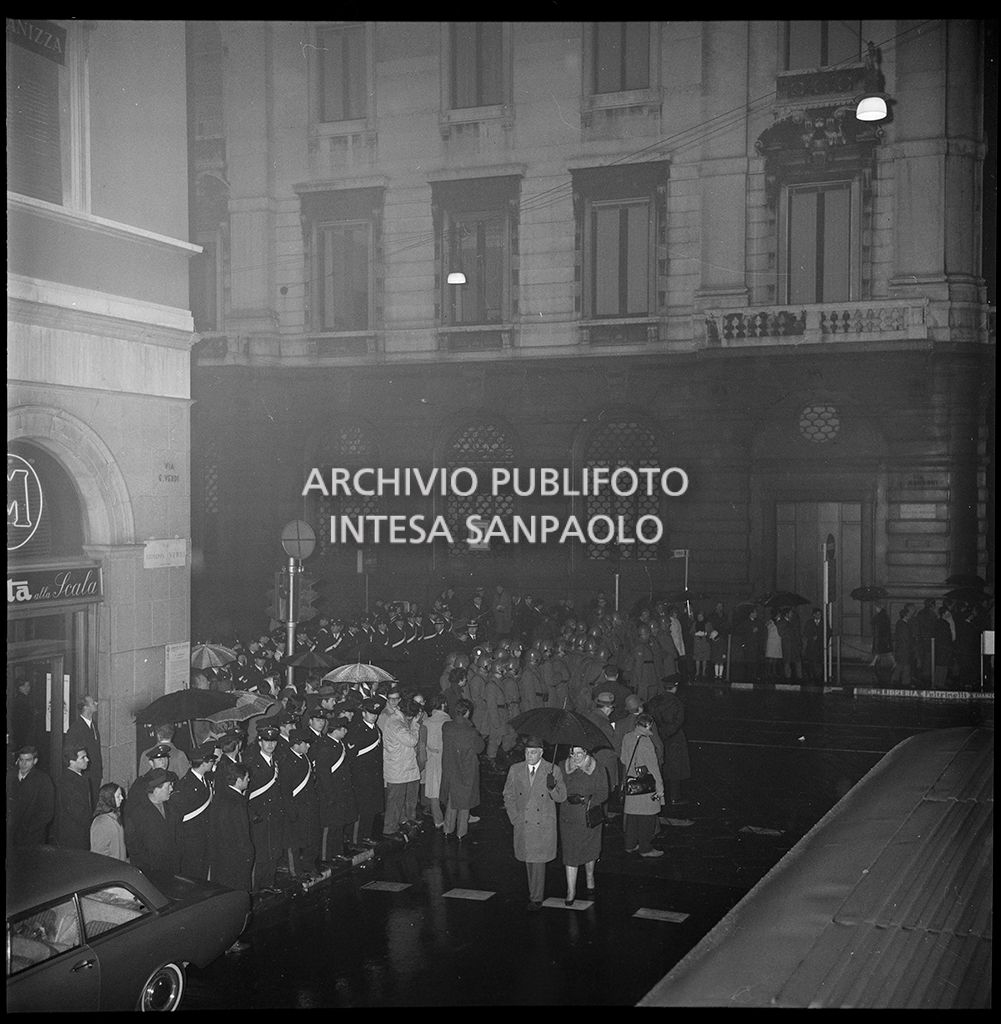 Contestazioni fuori dal Teatro alla Scala la sera dell'inaugurazione della stagione lirica 1968-1969