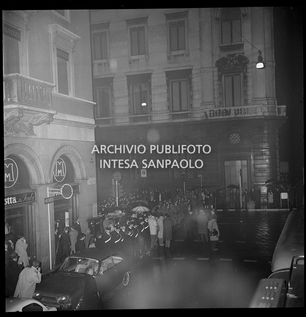 Contestazioni fuori dal Teatro alla Scala la sera dell'inaugurazione della stagione lirica 1968-1969