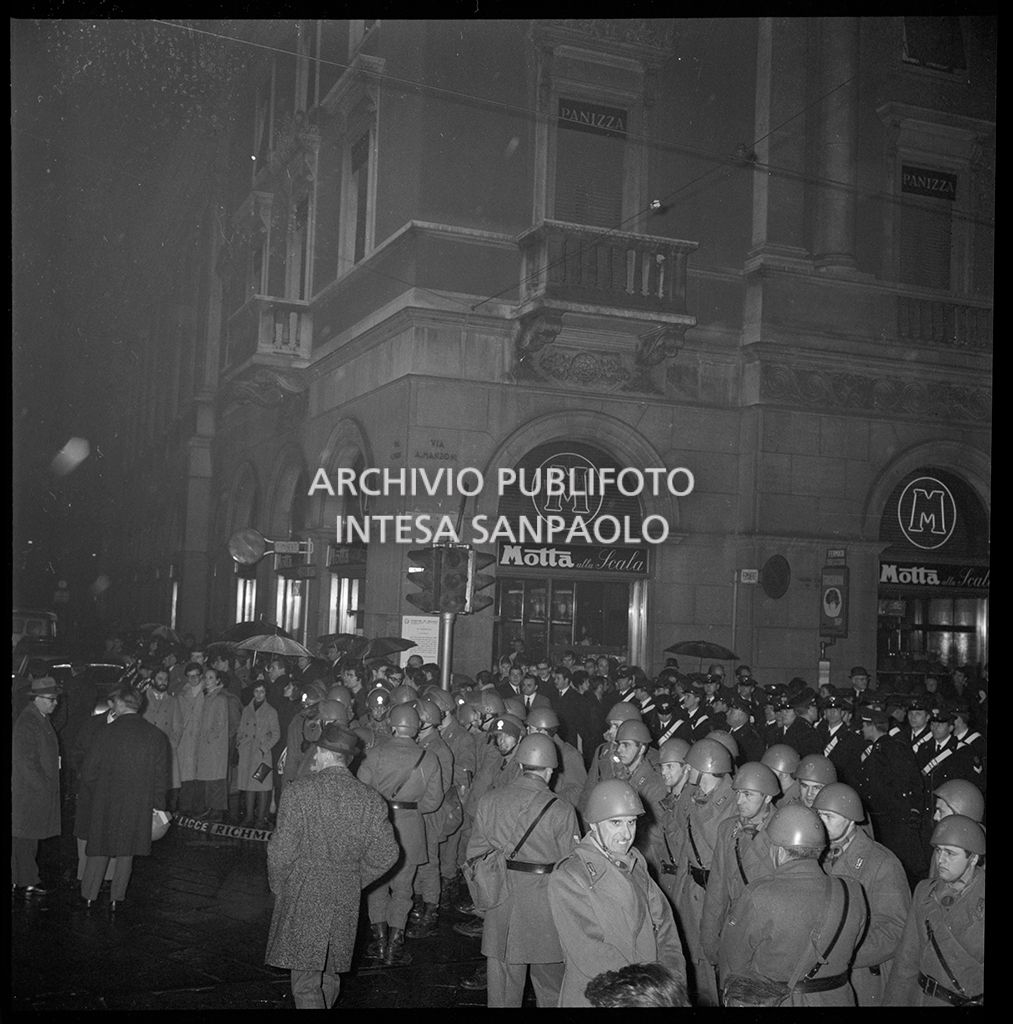 Contestazioni fuori dal Teatro alla Scala la sera dell'inaugurazione della stagione lirica 1968-1969