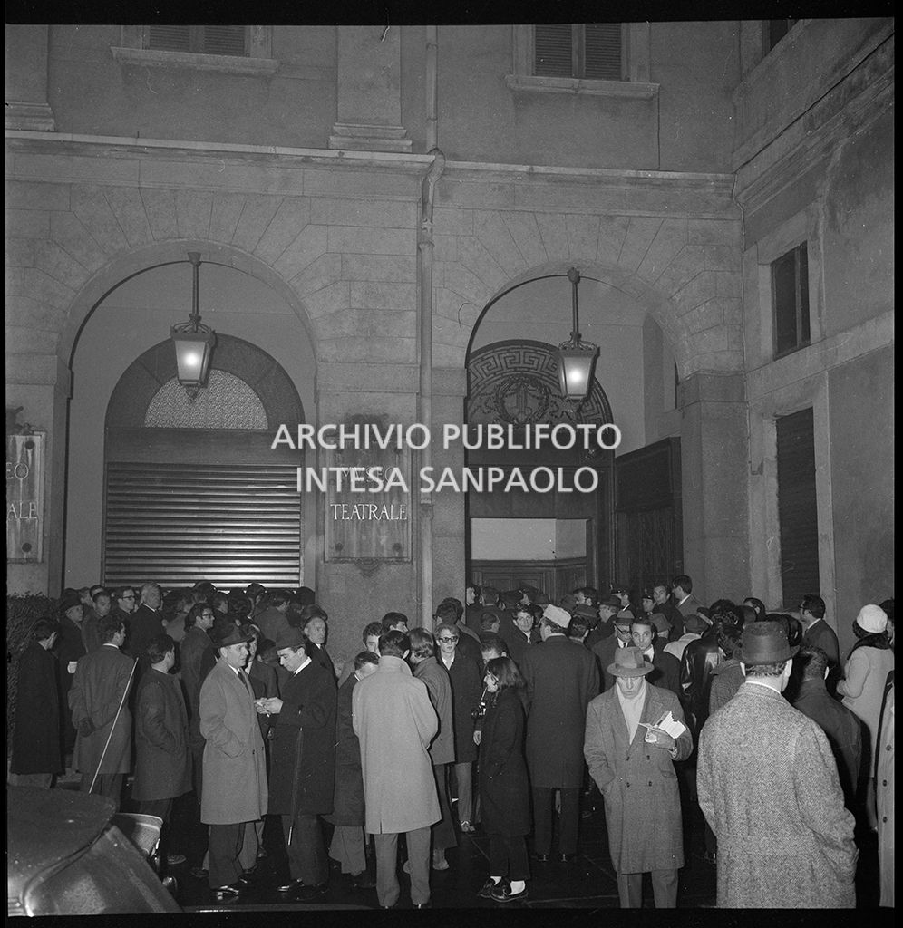 Contestazioni fuori dal Teatro alla Scala la sera dell'inaugurazione della stagione lirica 1968-1969