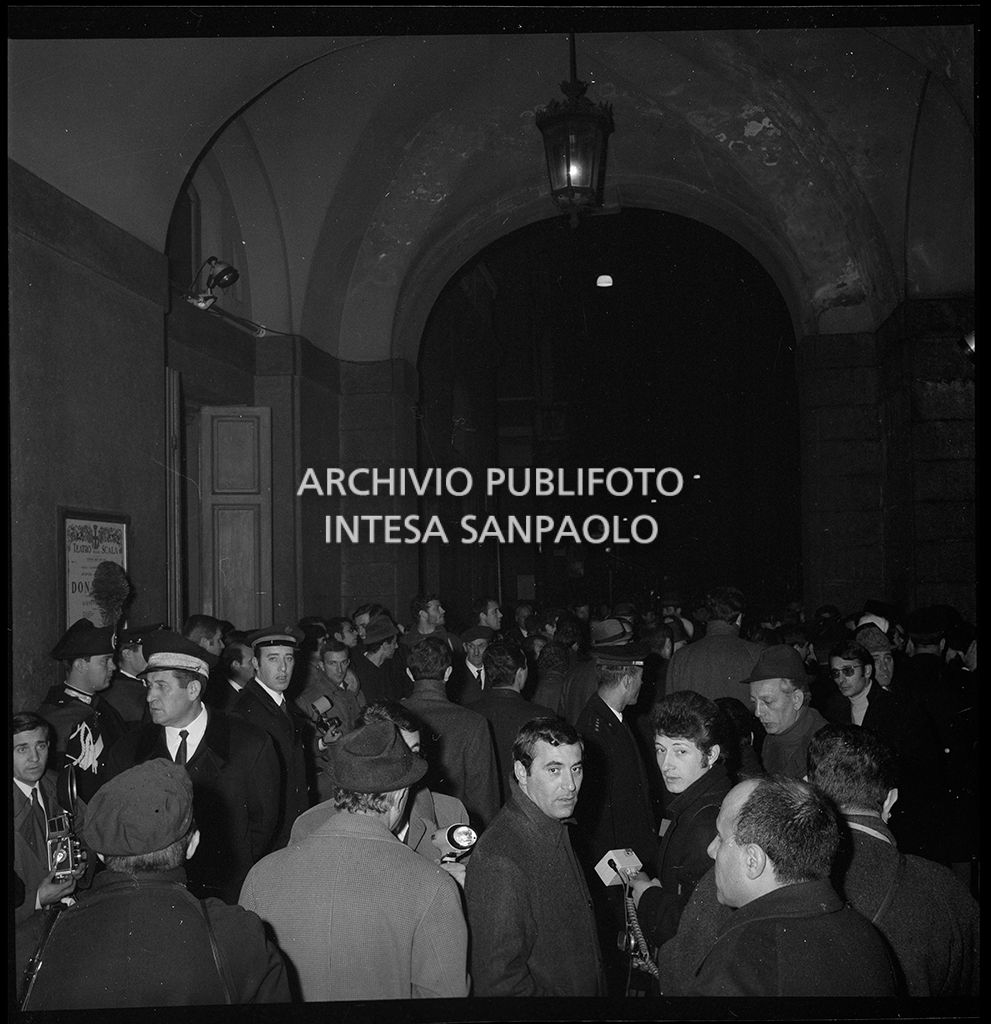 Contestazioni fuori dal Teatro alla Scala la sera dell'inaugurazione della stagione lirica 1968-1969
