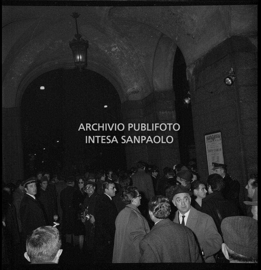 Contestazioni fuori dal Teatro alla Scala la sera dell'inaugurazione della stagione lirica 1968-1969