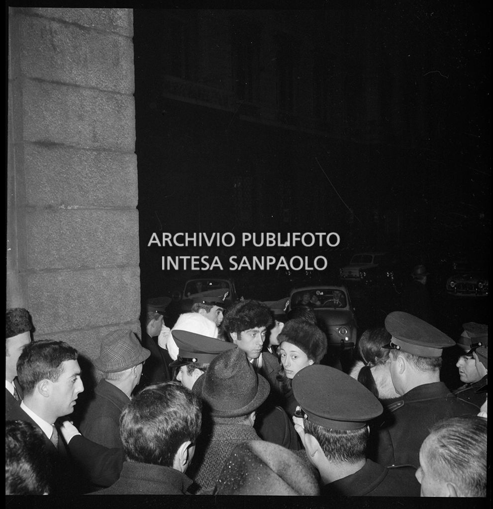 Contestazioni fuori dal Teatro alla Scala la sera dell'inaugurazione della stagione lirica 1968-1969