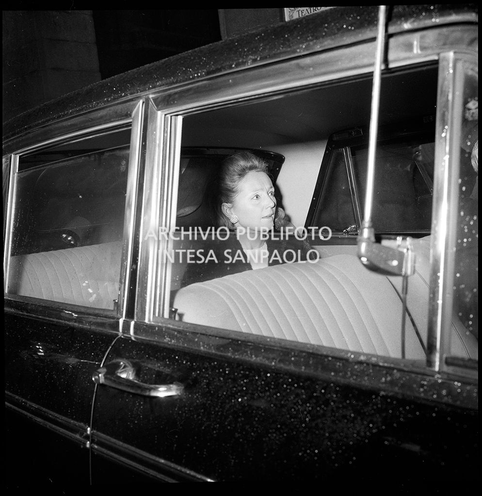 Contestazioni fuori dal Teatro alla Scala la sera dell'inaugurazione della stagione lirica 1968-1969